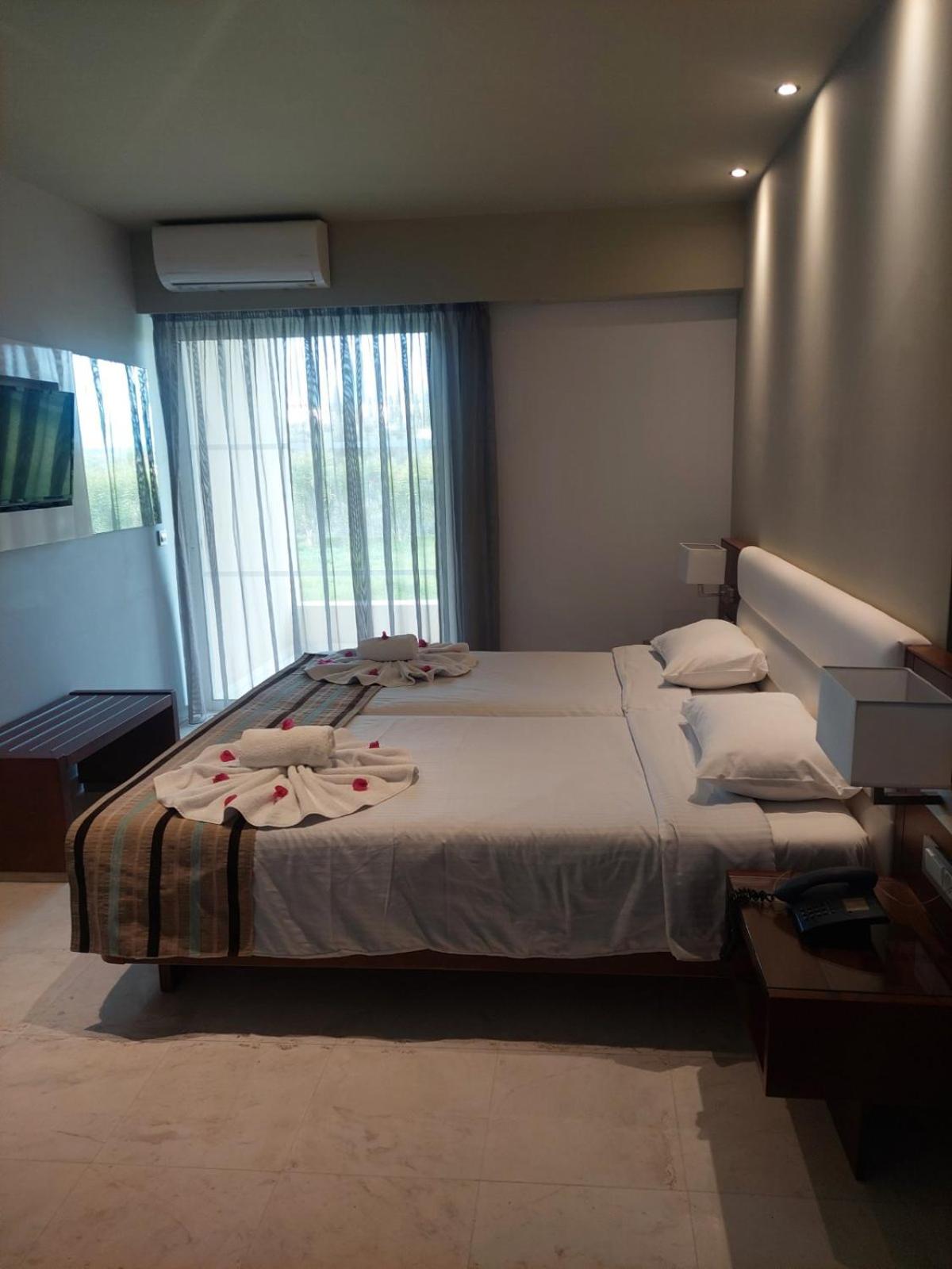 Deluxe Twin Room thumbnail 5