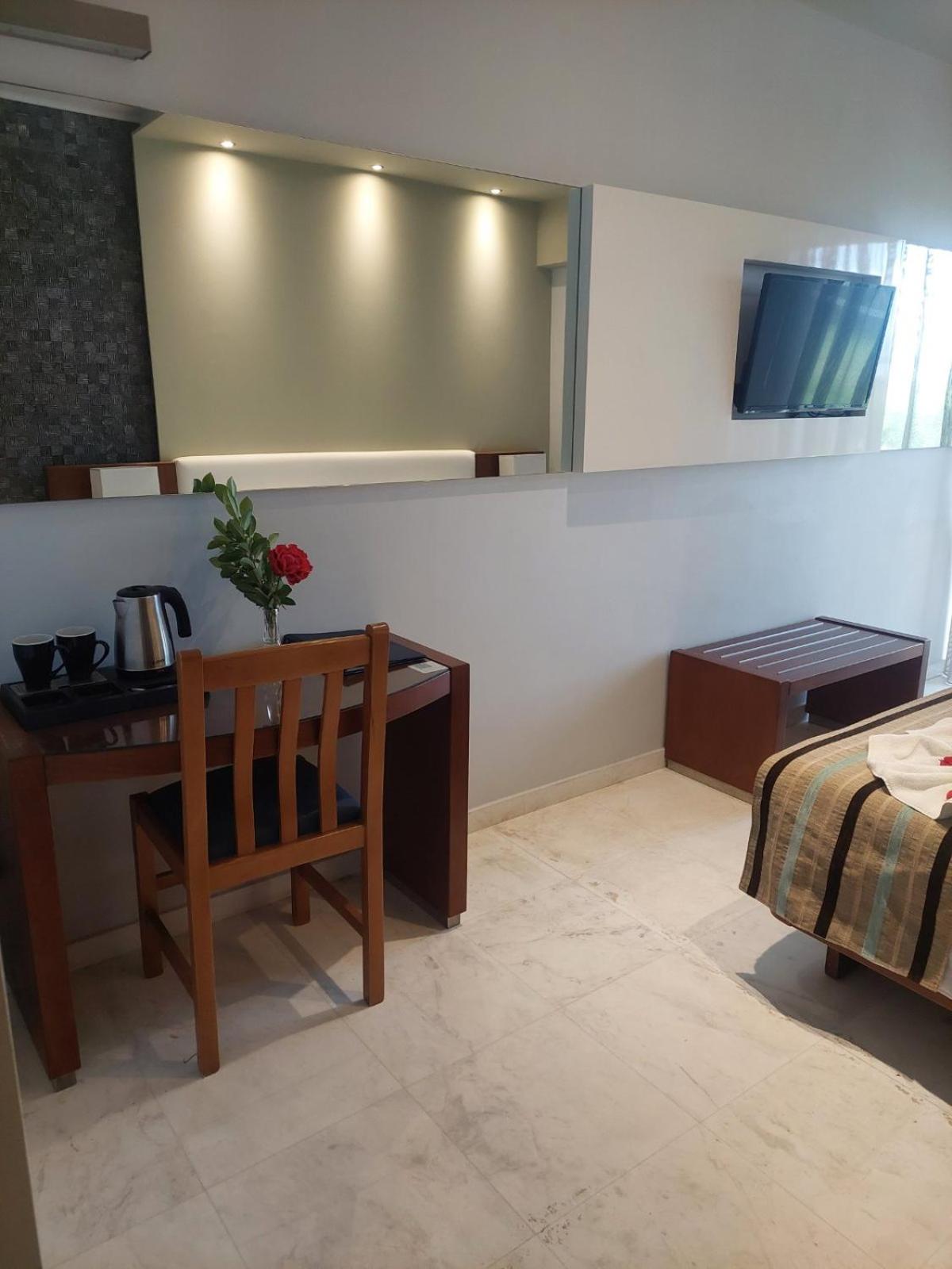 Deluxe Twin Room thumbnail 6