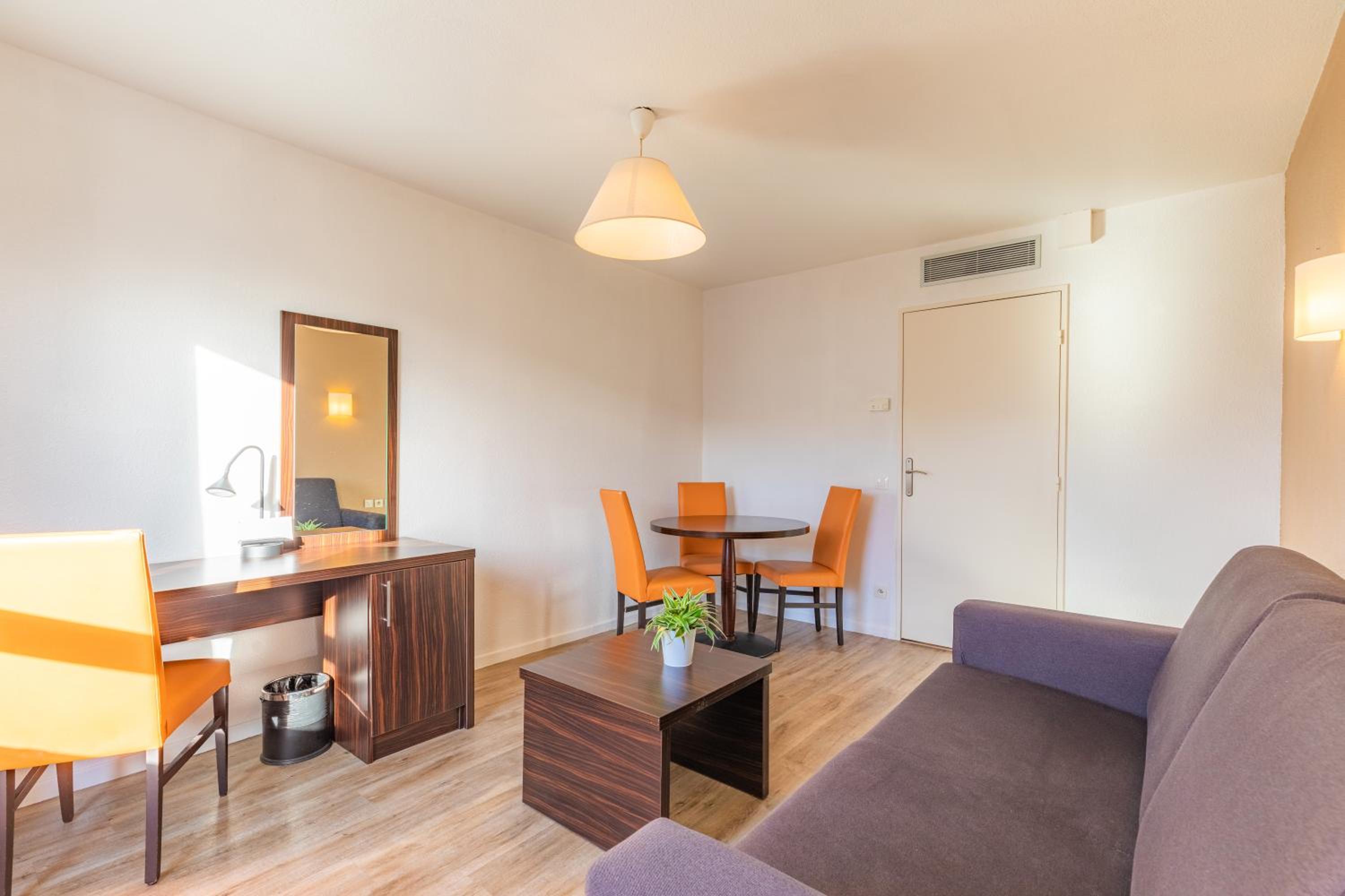 One-Bedroom Apartment - Photo 4