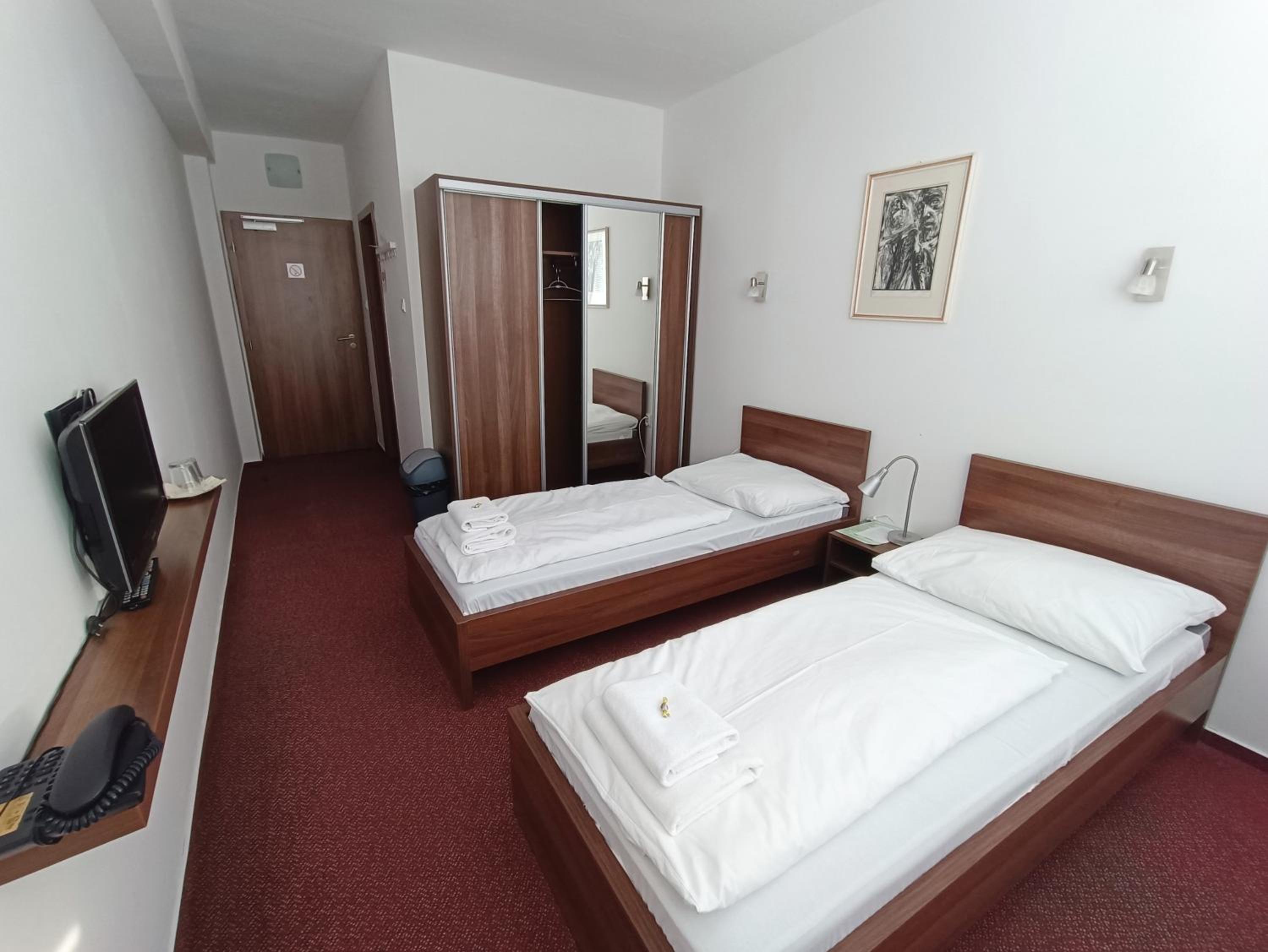 Double or Twin Room - Photo 7