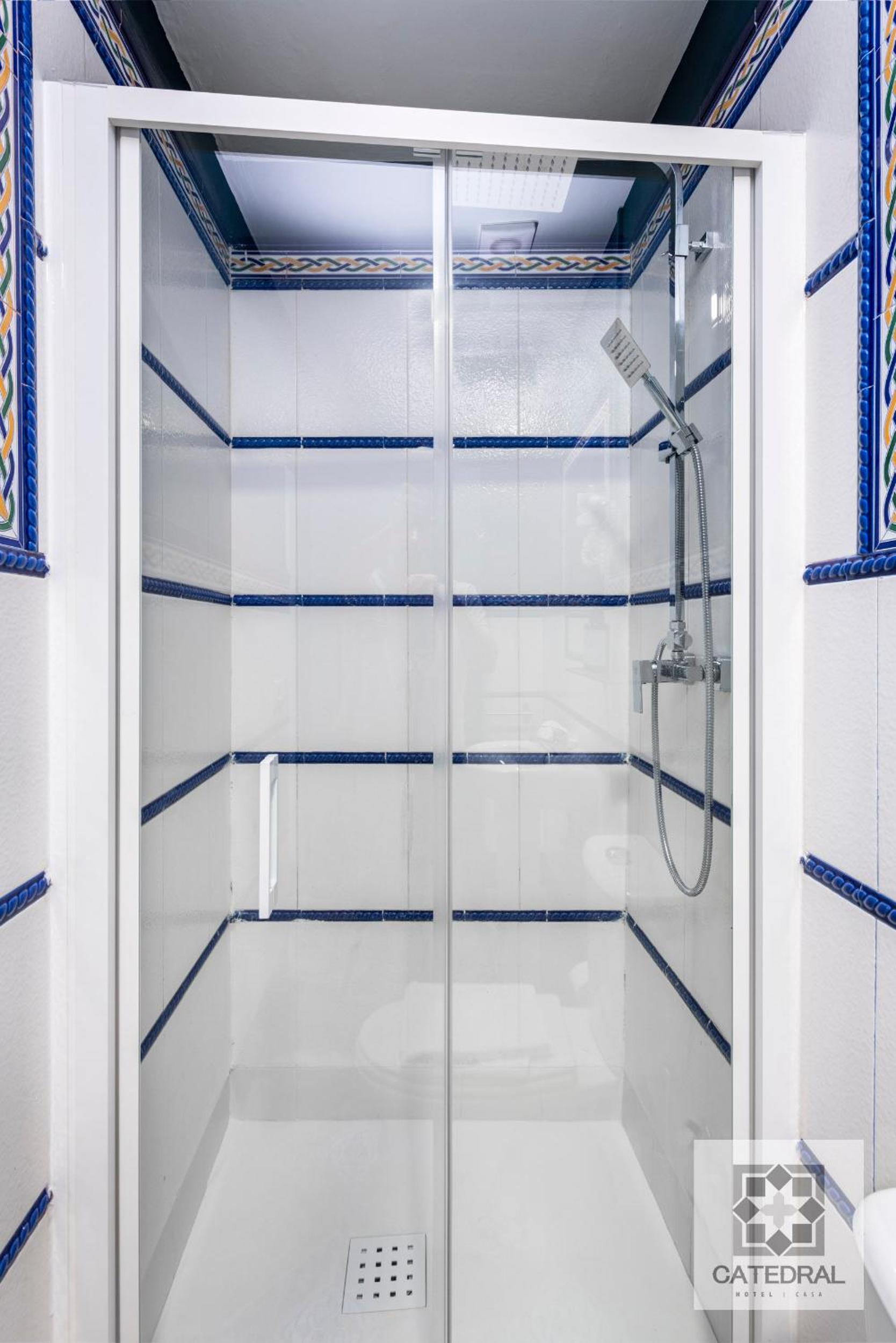 Deluxe King Room - Photo 10