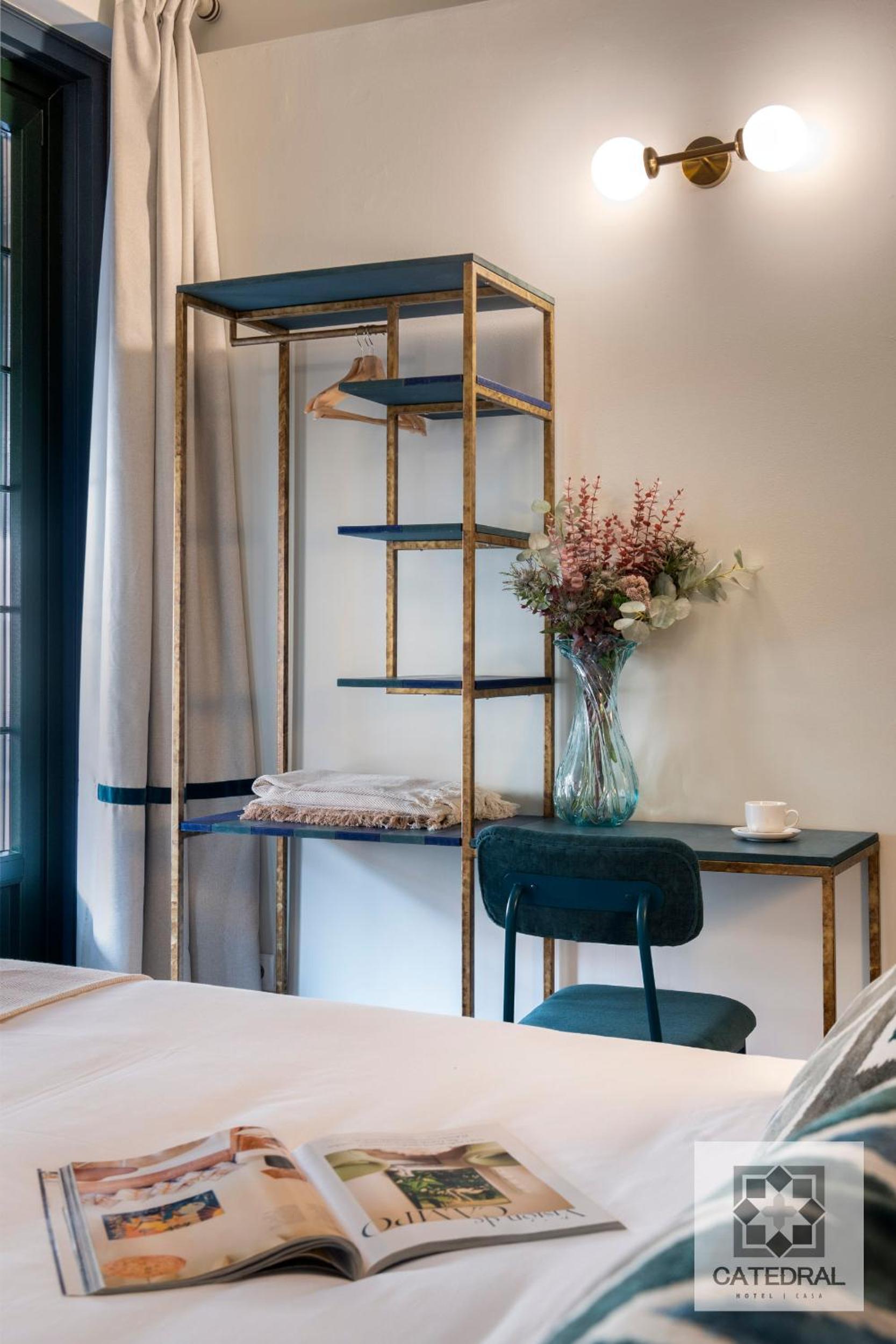 Deluxe King Room - Photo 9