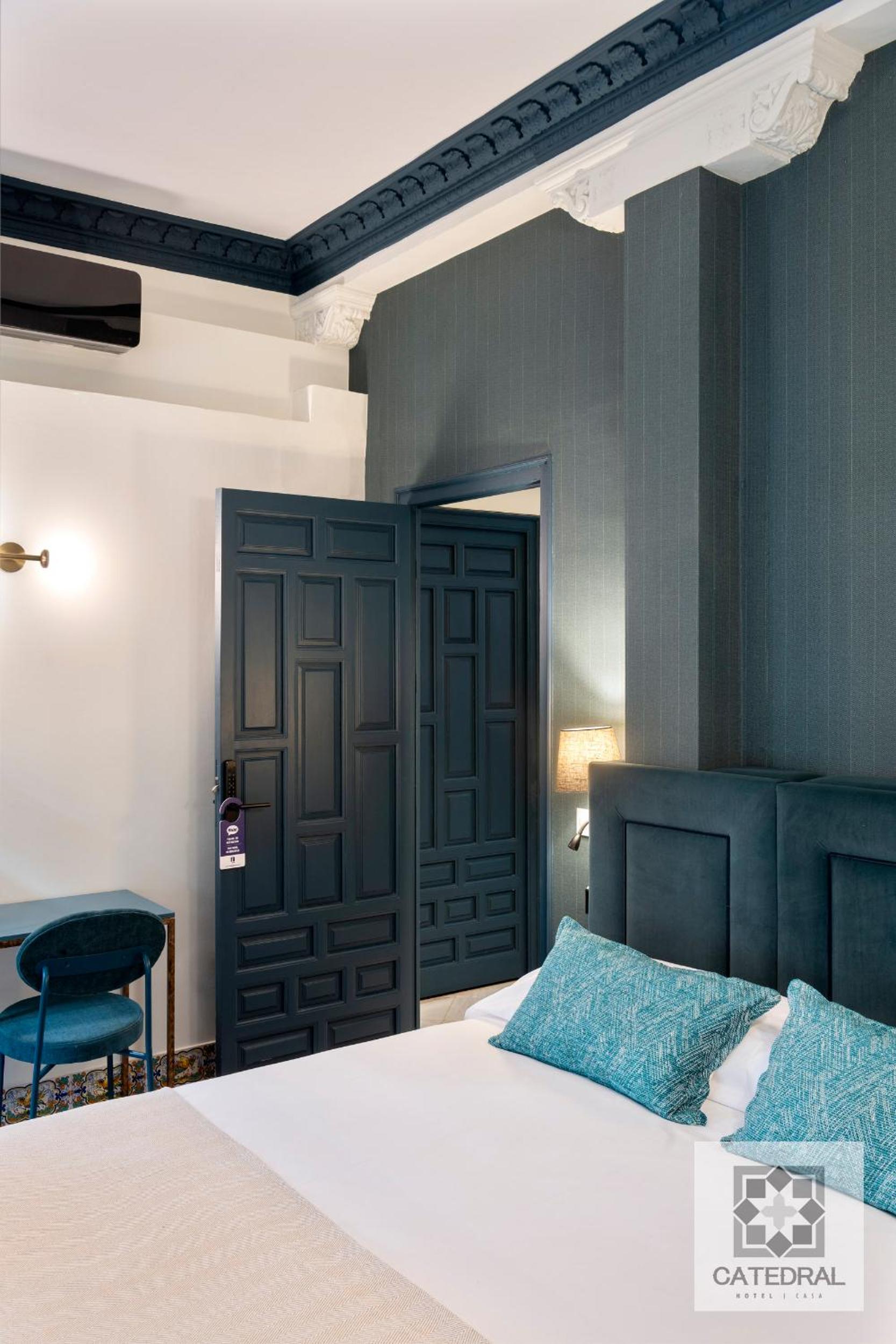 Deluxe King Room - Photo 11