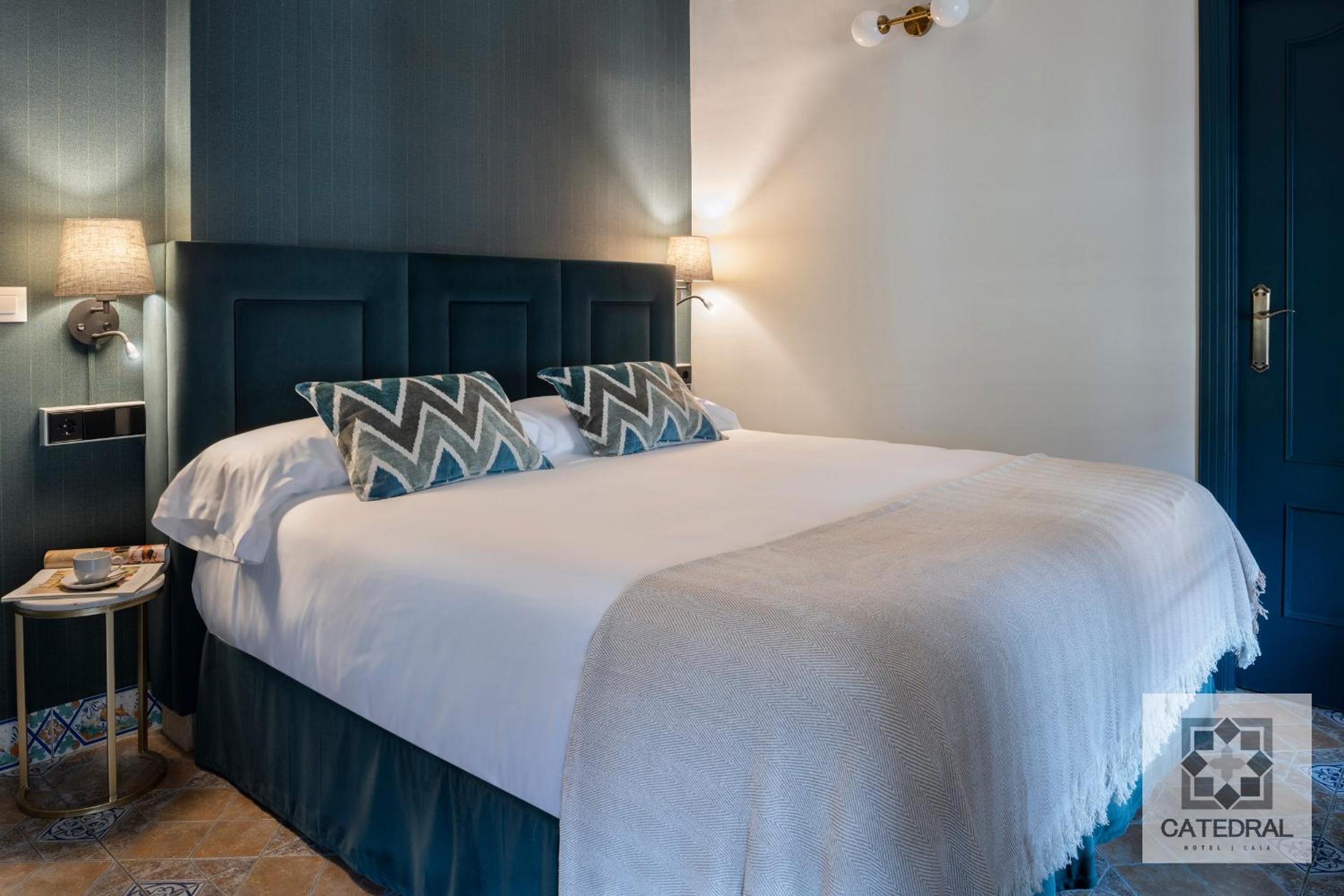 Deluxe King Room - Photo 8