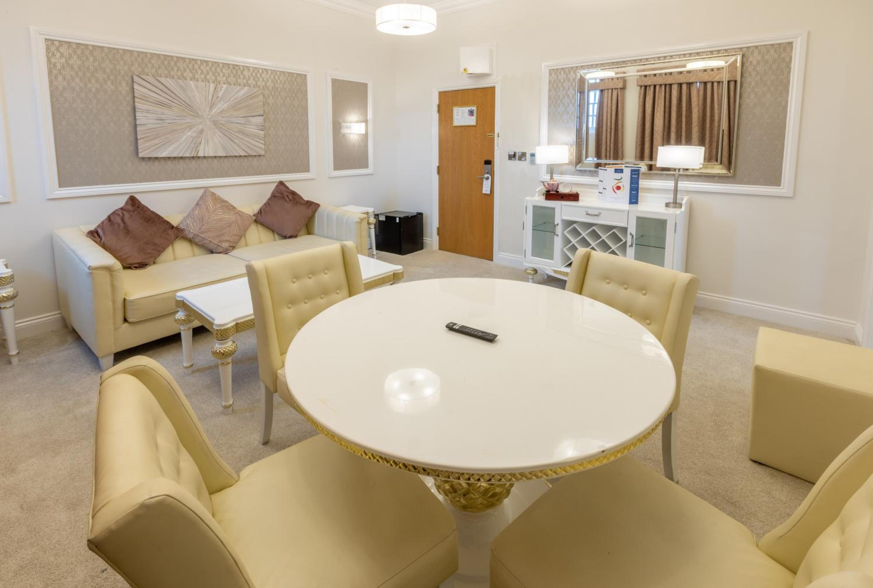 Suite - Photo 2