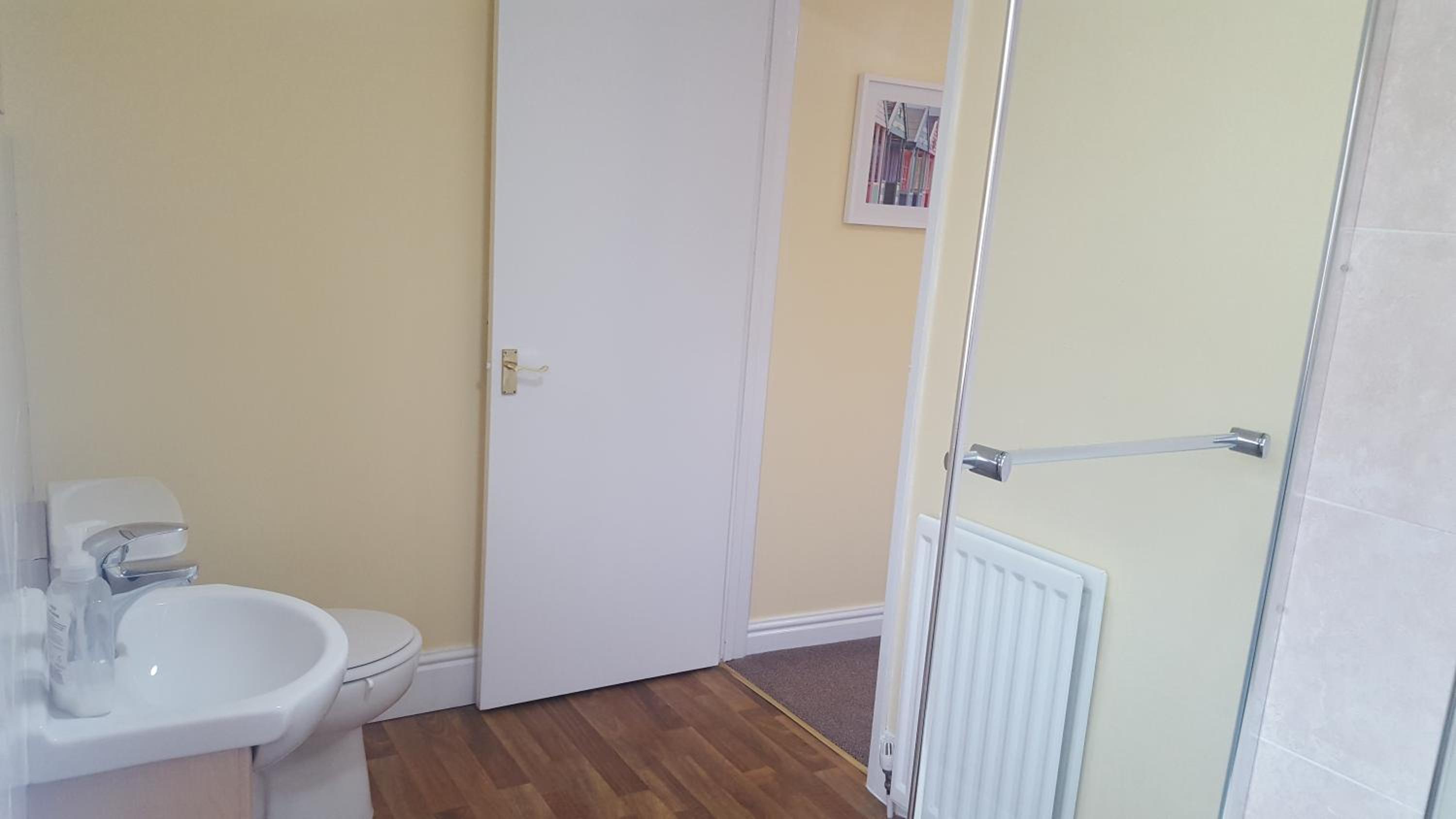 Double Room with Private Bathroom - Photo 9