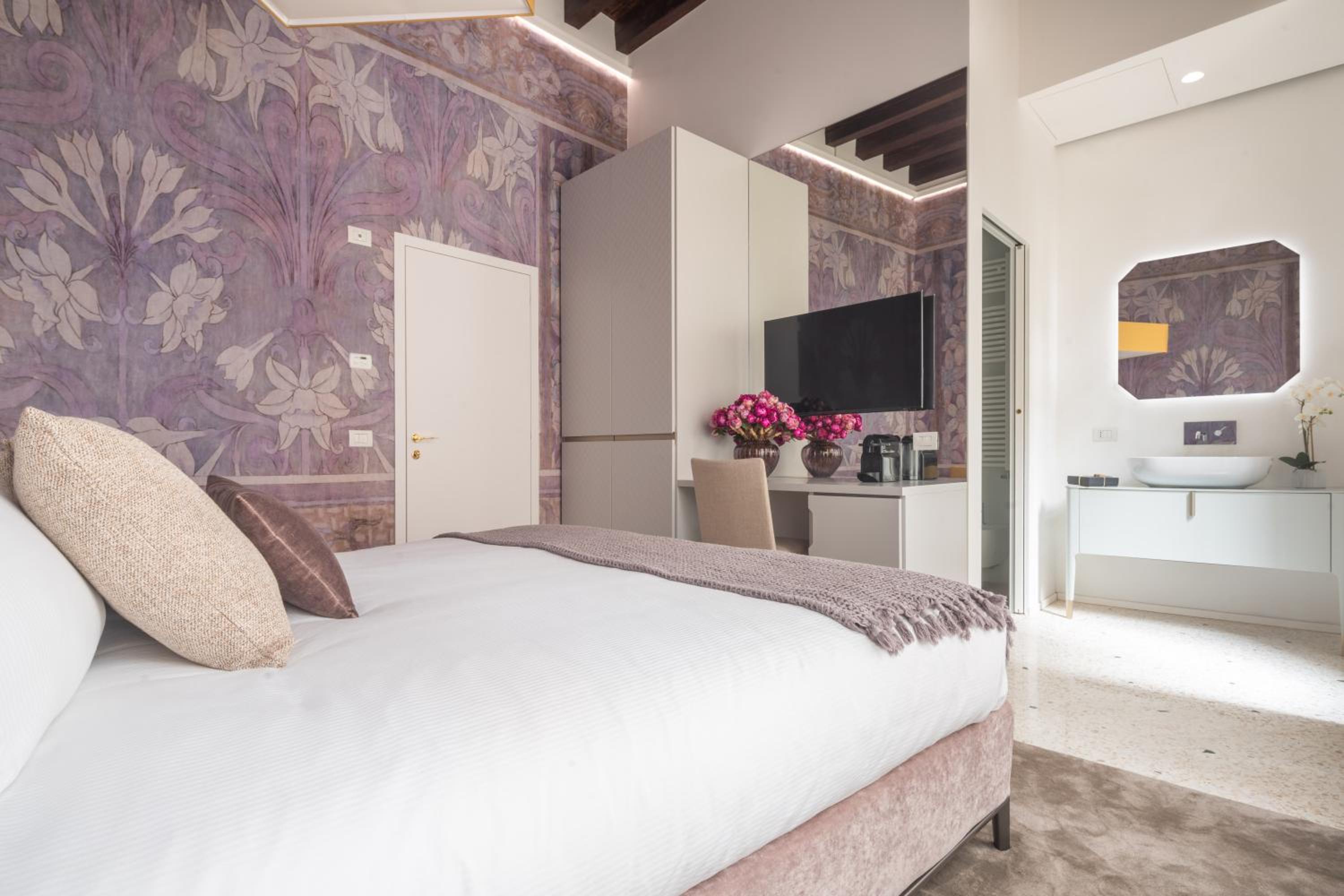 Deluxe King Room photo 2