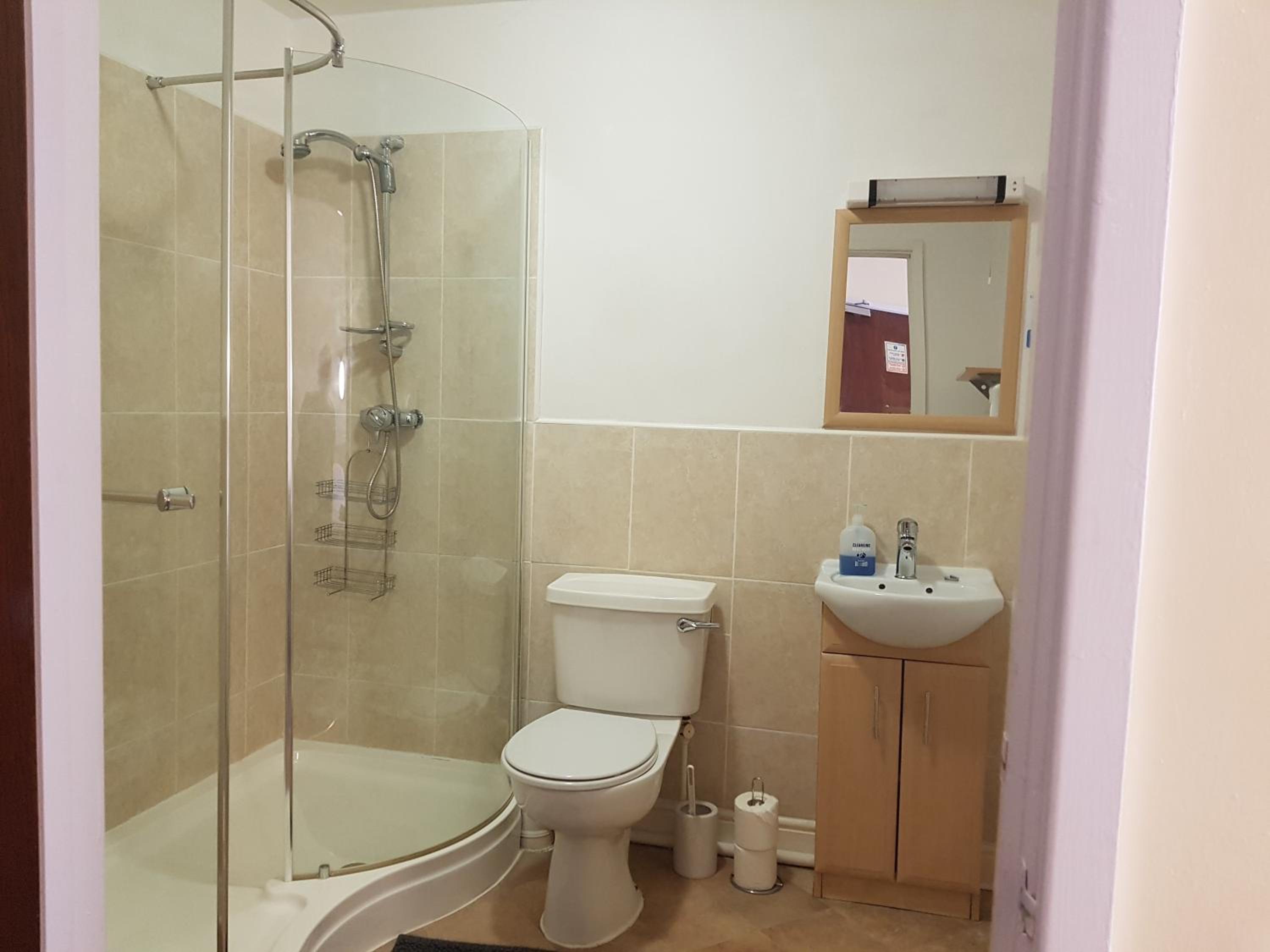 Family Room with Private Bathroom - Photo 7