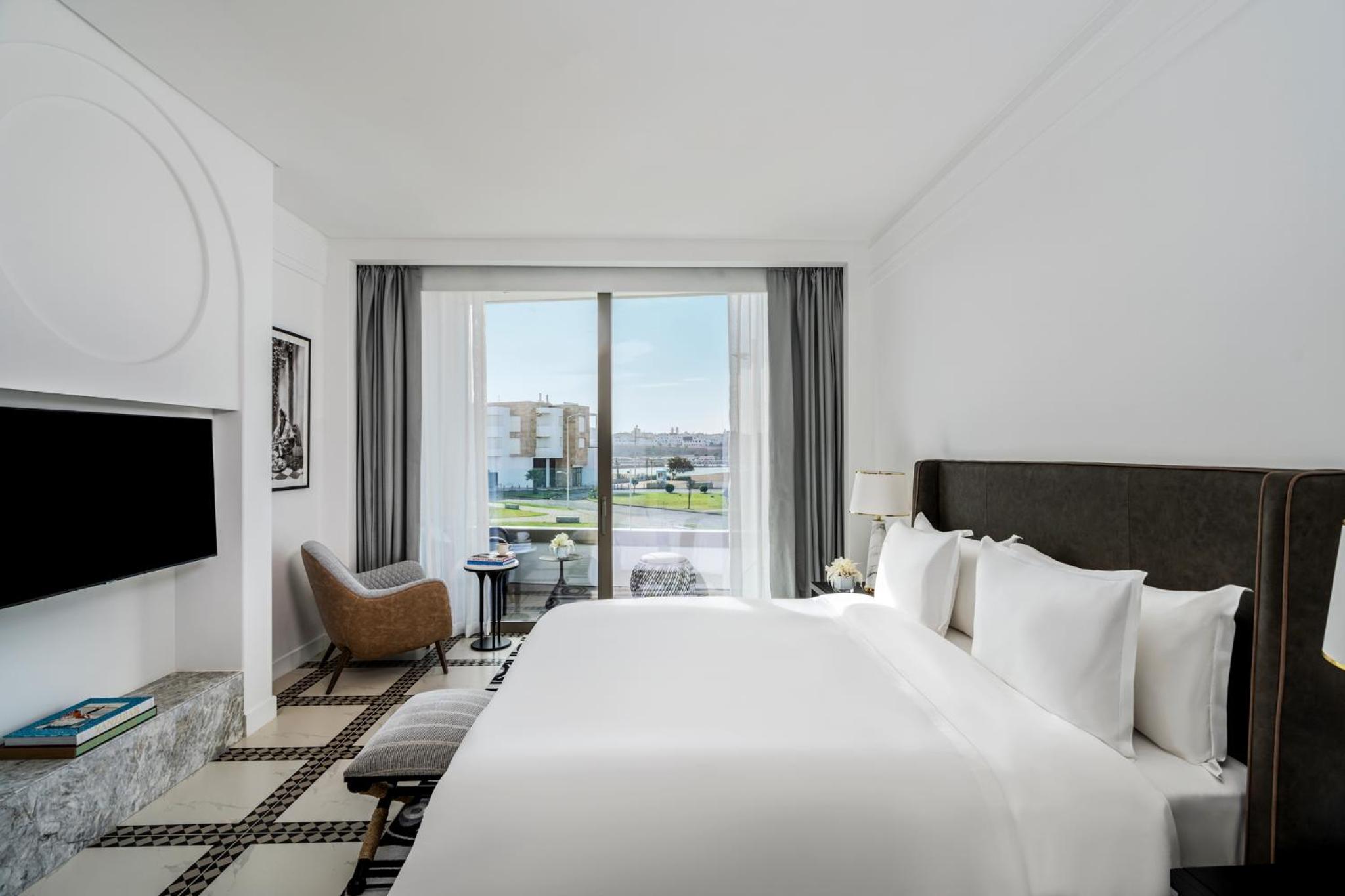 Fairmont King Room with Balcony and Ocean or City views - Photo 3