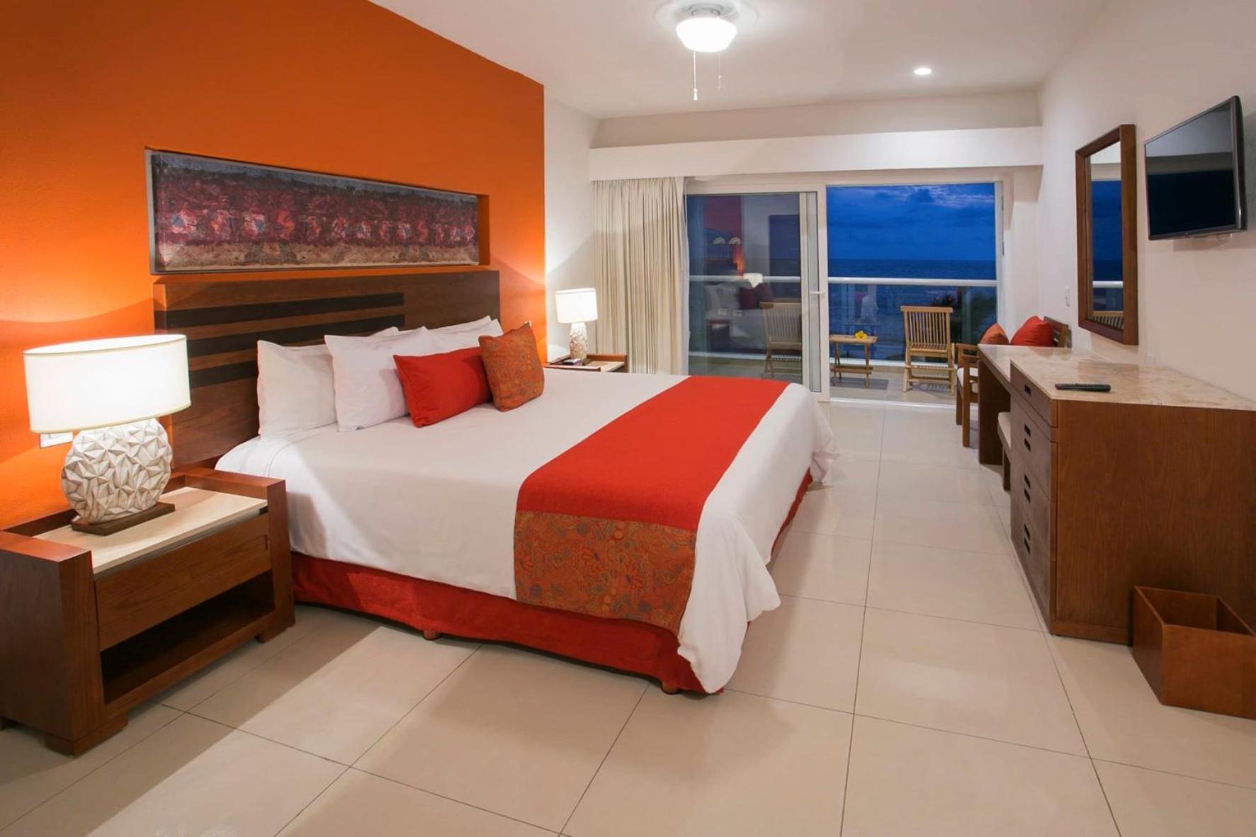 One-Bedroom King Suite Sofa Bed and Balcony - Ocean Front/Two Bathrooms