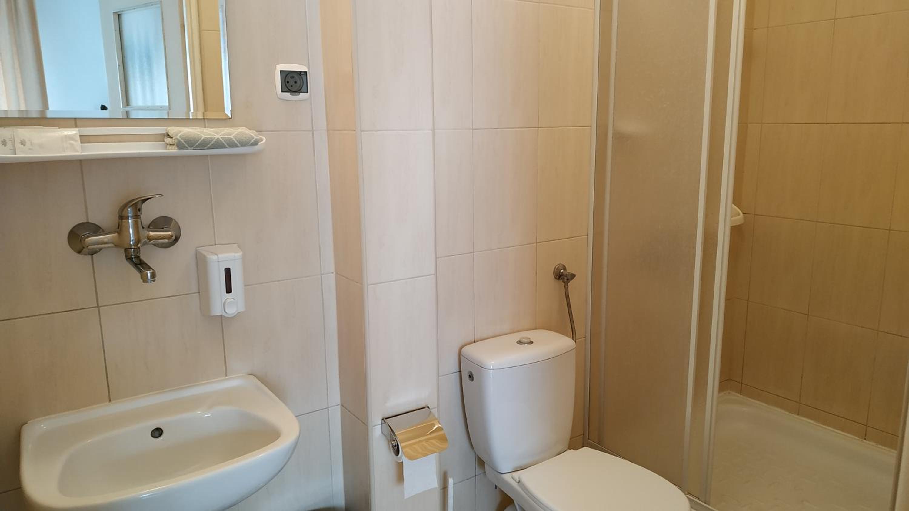 Standard Triple Room - Photo 4