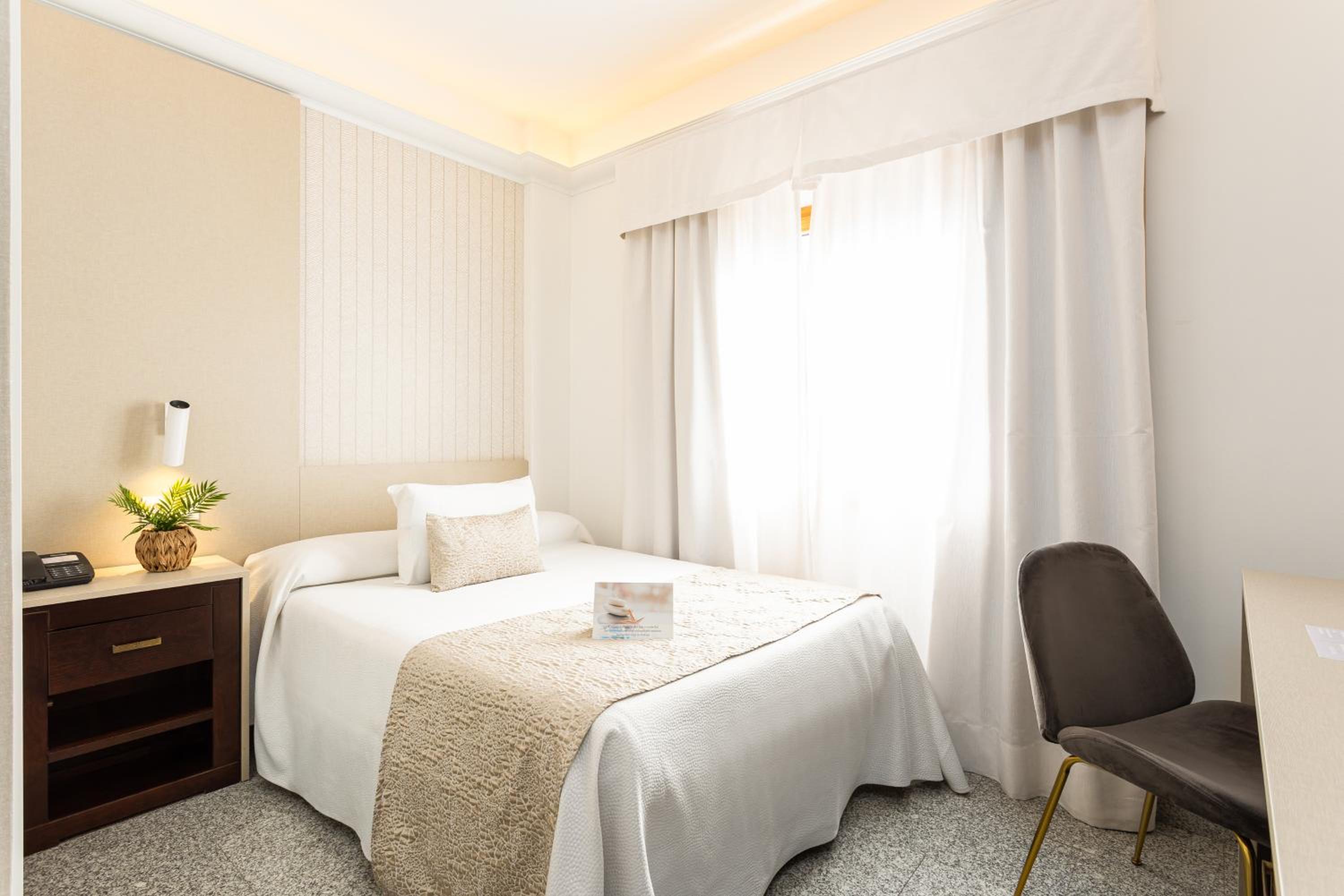 Double Room - Photo 6