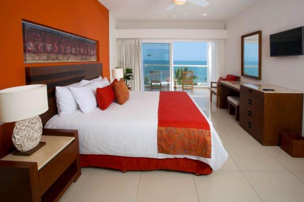 One-Bedroom King Suite with Sofa Bed and Balcony or Terrace - Ocean Front/Two Bathrooms