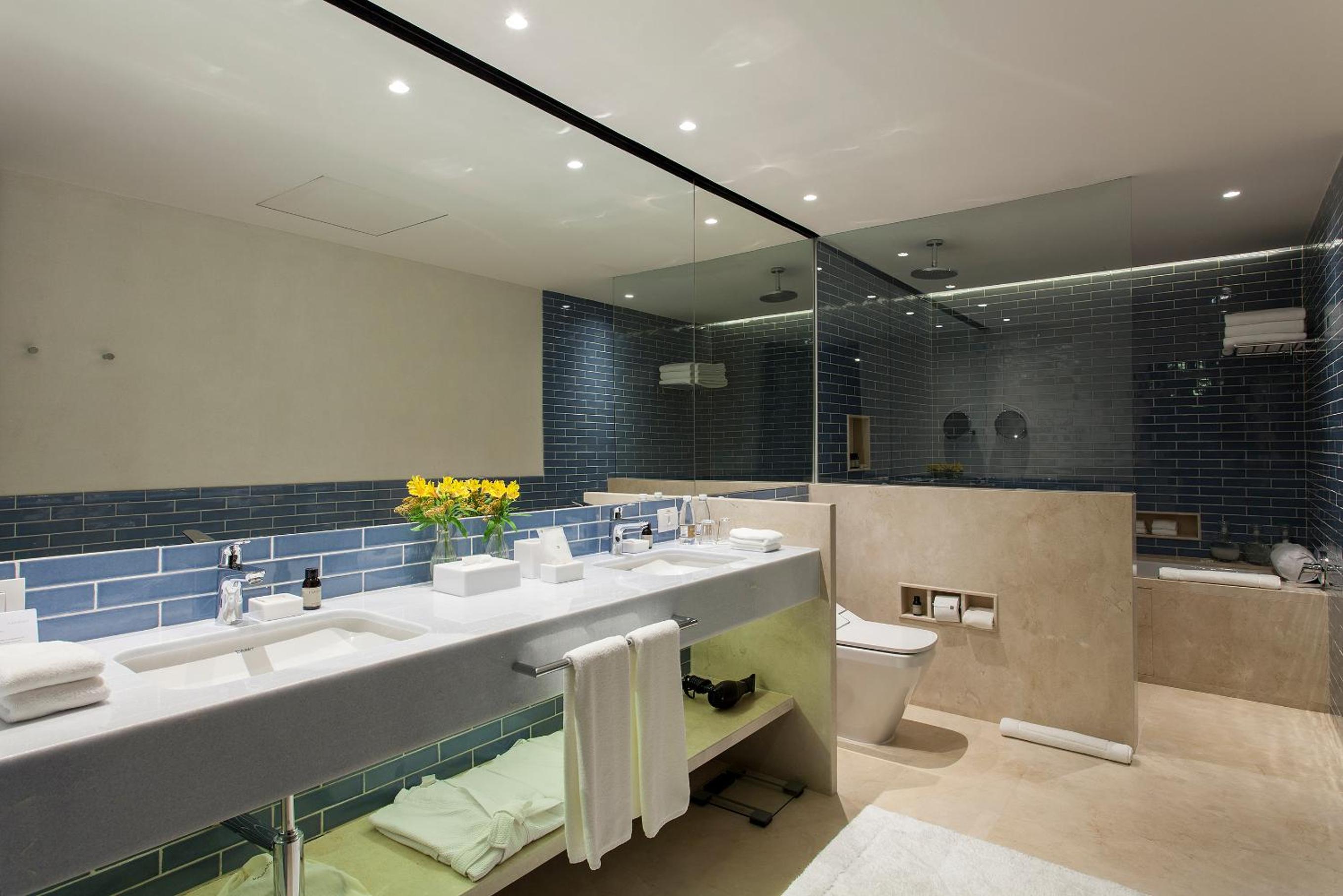 Deluxe Suite with Sea View - Photo 6
