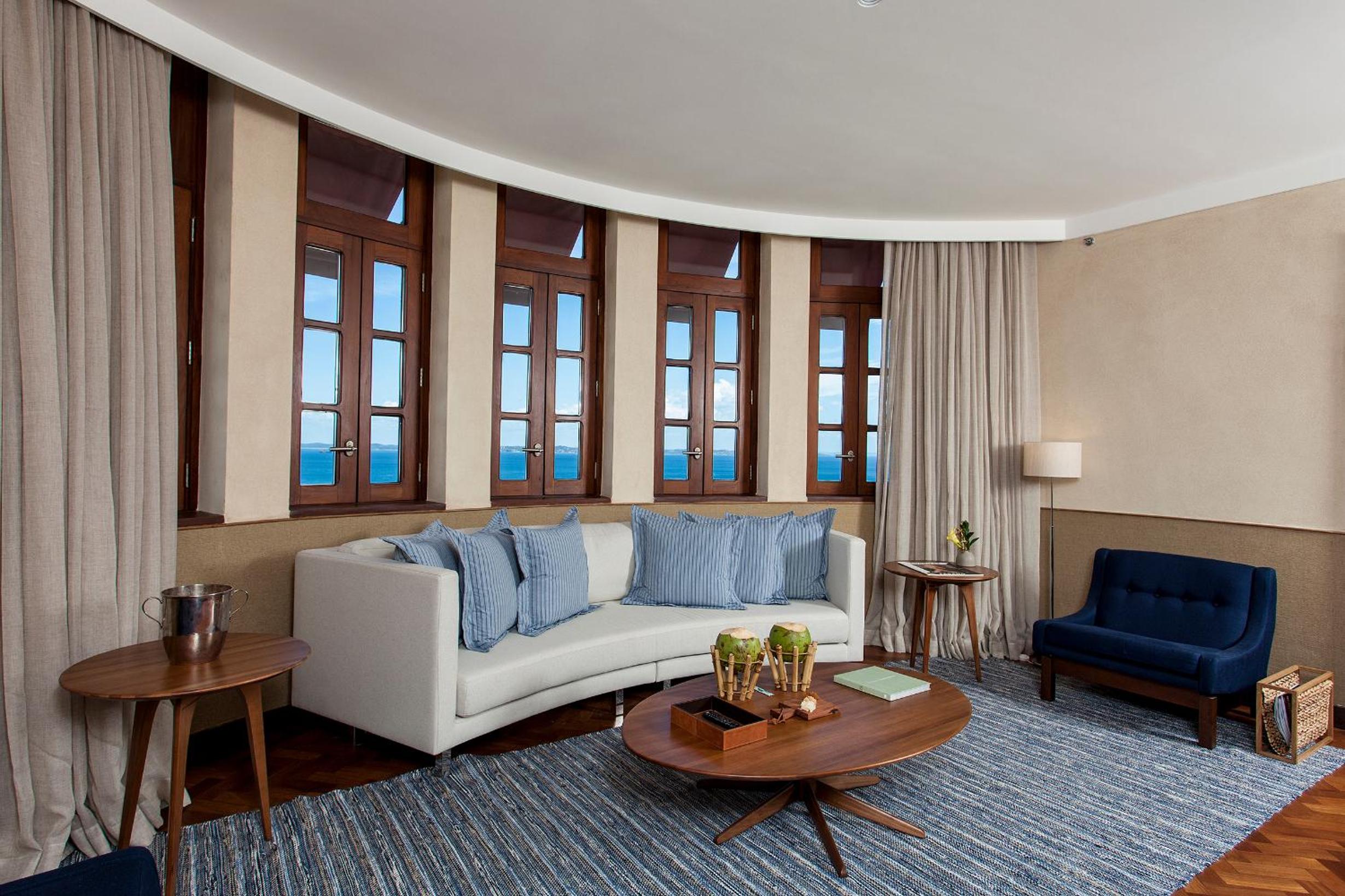 Deluxe Suite with Sea View - Photo 3