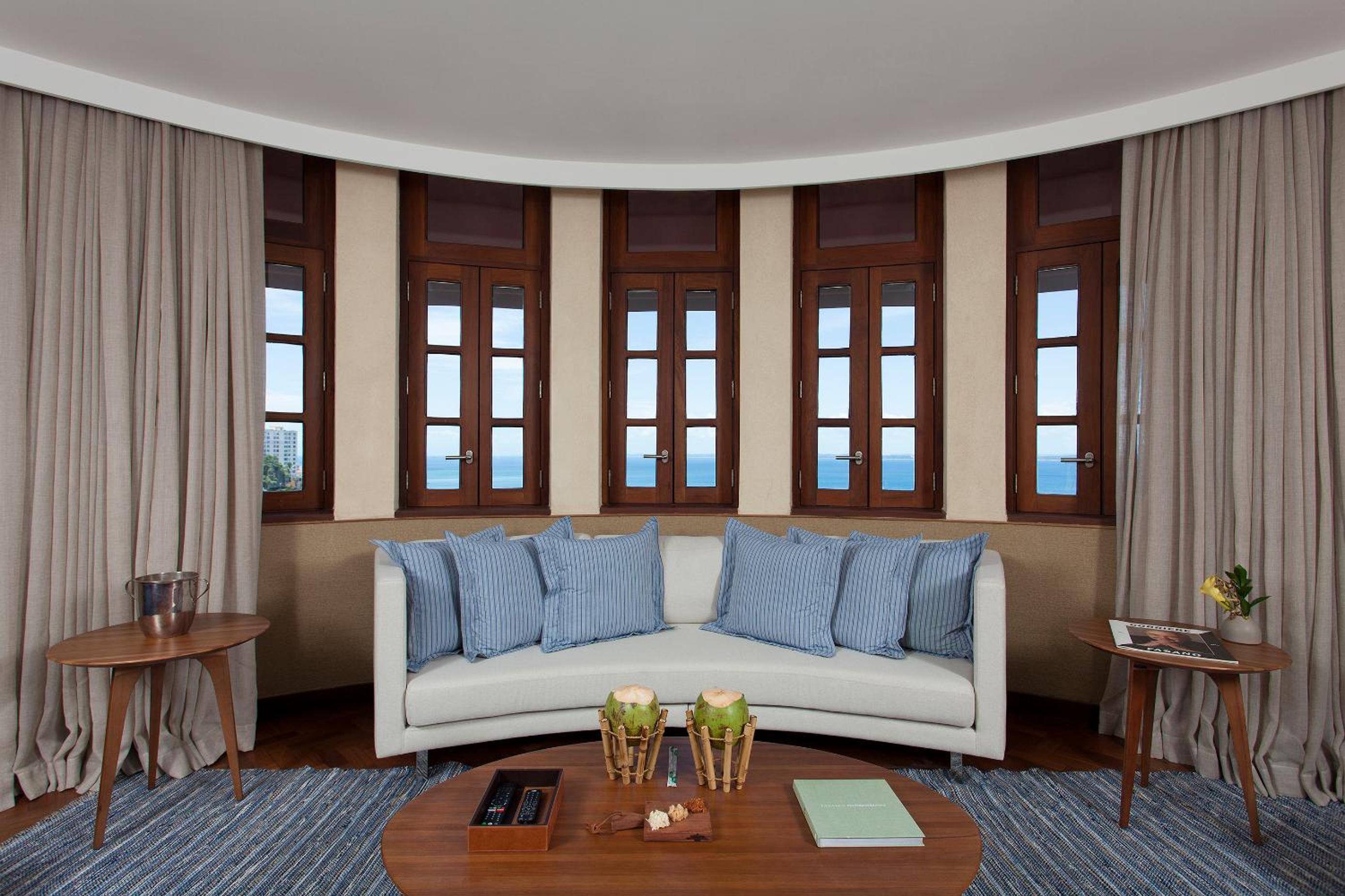 Deluxe Suite with Sea View - Photo 4