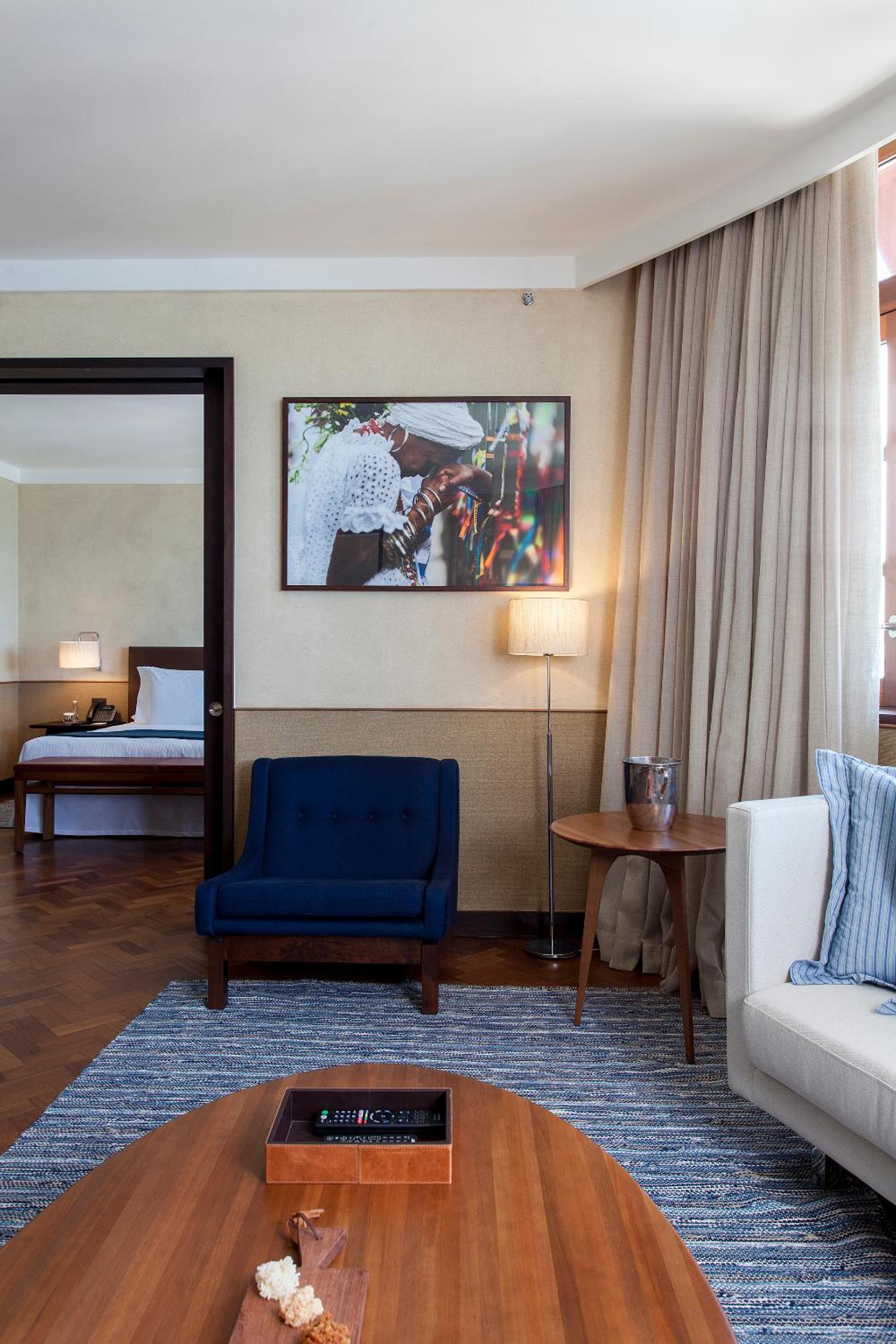 Deluxe Suite with Sea View - Photo 2