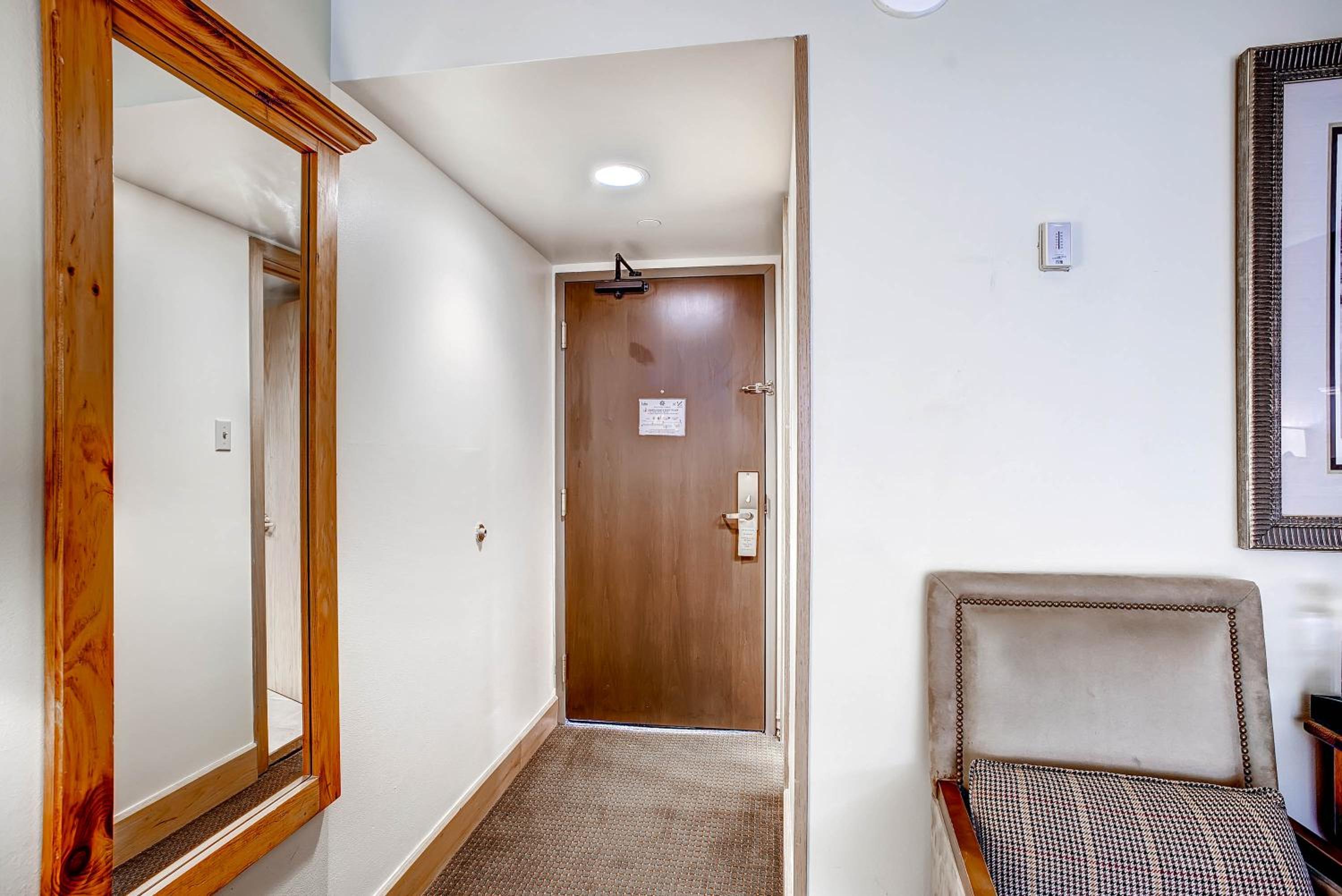 Lodge Queen Room - Photo 9