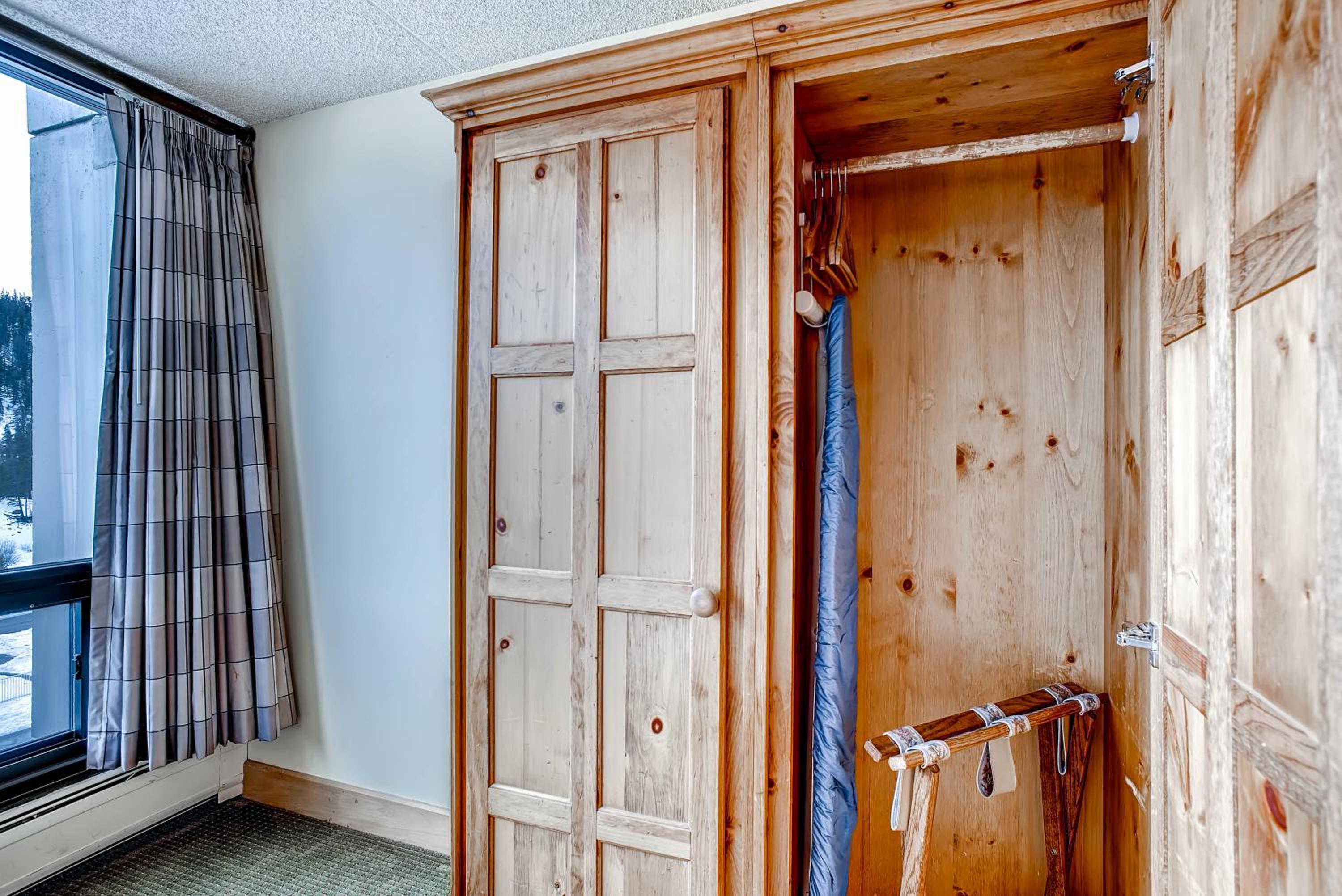 Lodge Queen Room - Photo 13