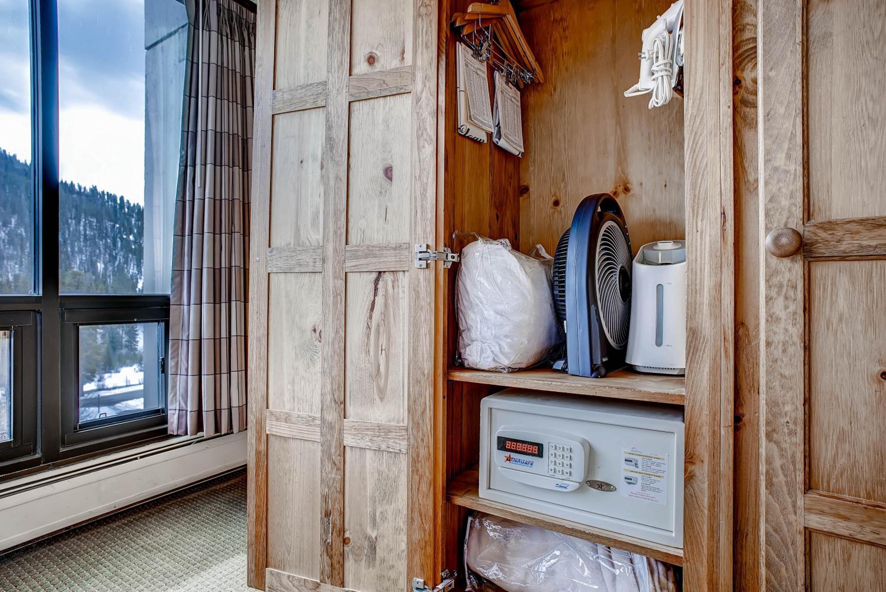 Lodge Queen Room - Photo 11