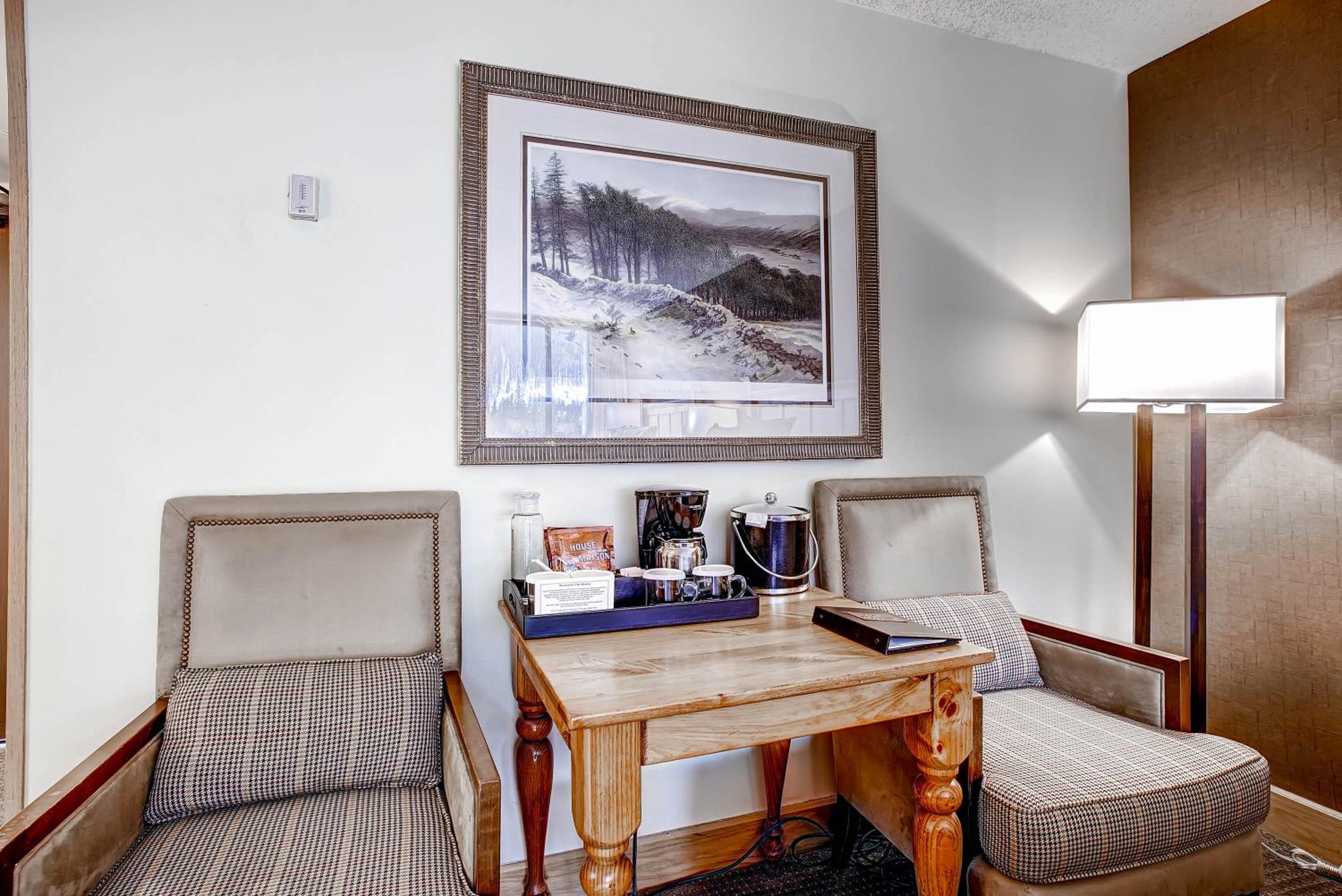 Lodge Queen Room - Photo 4