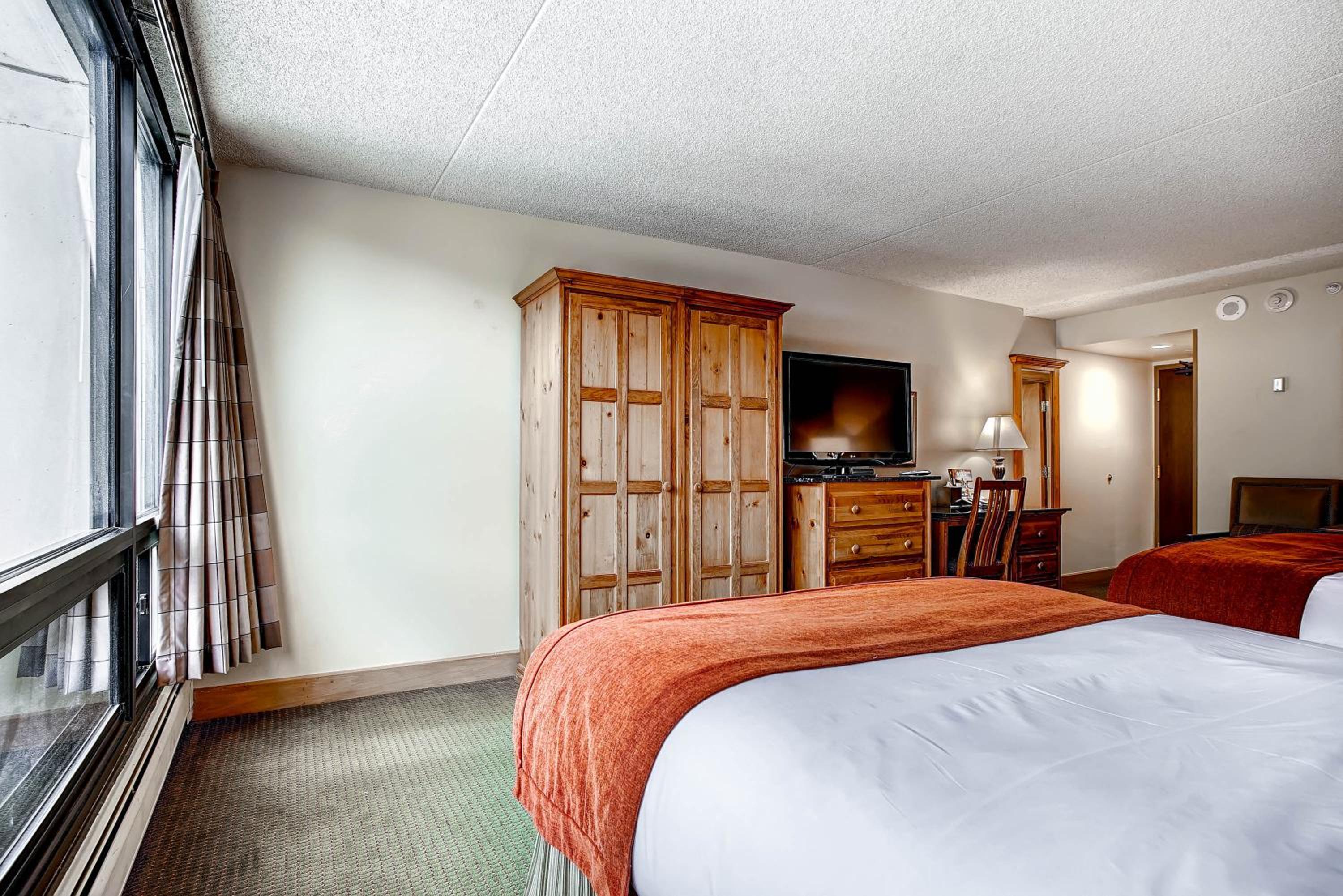 Lodge Queen Room - Photo 8