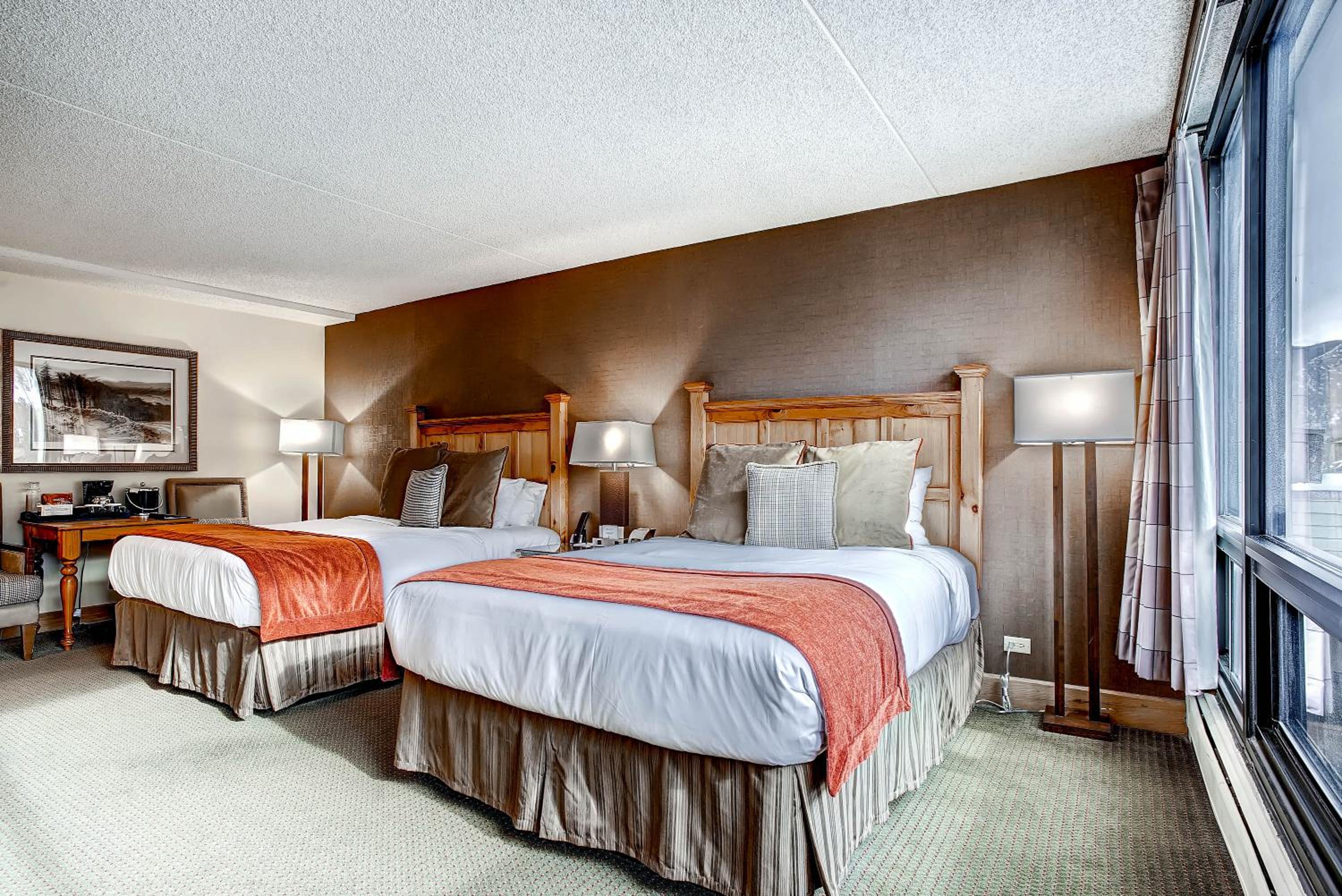 Lodge Queen Room - Photo 10