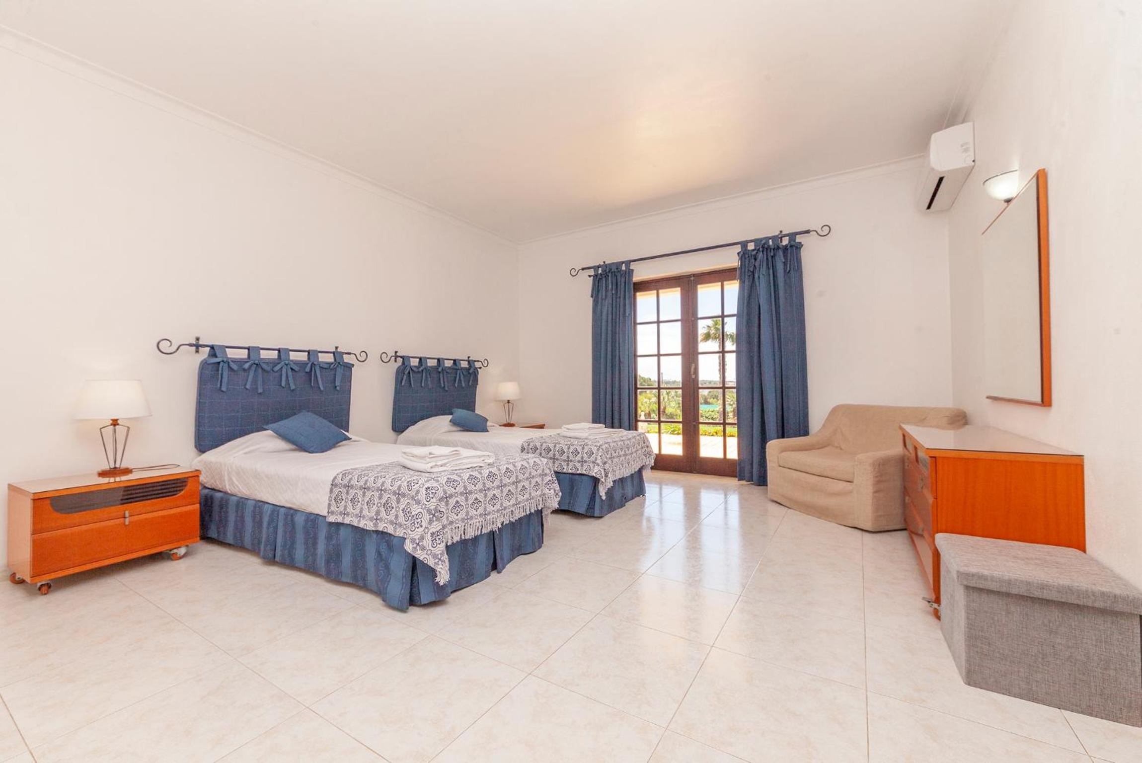 Twin Room with Private Bathroom photo 3