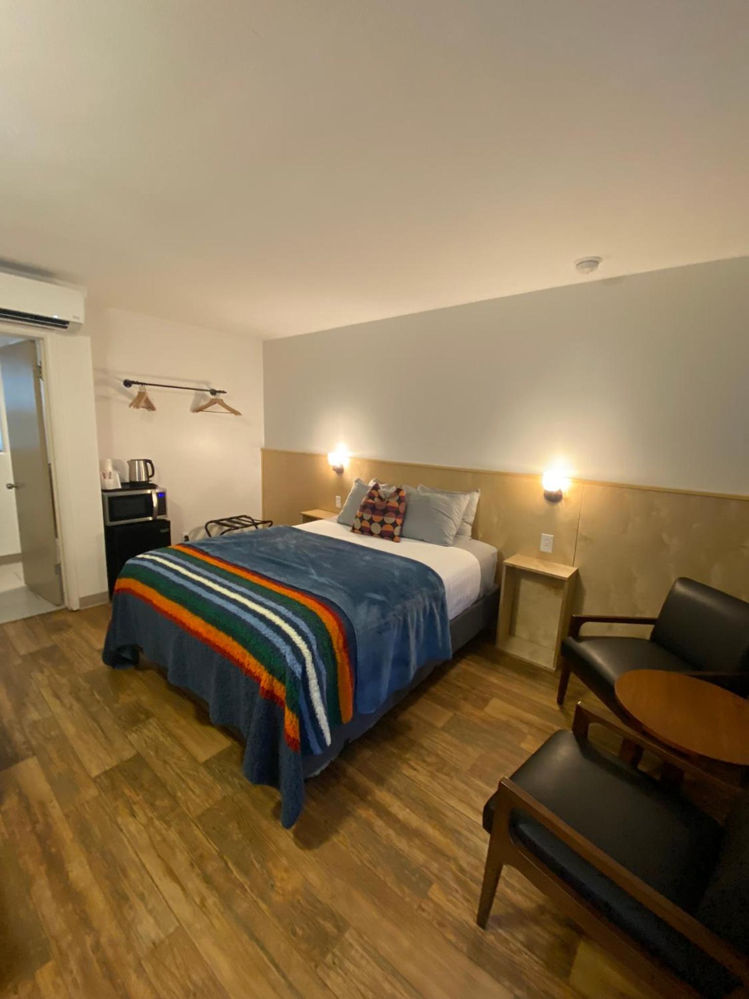 Modern Queen Room  photo 2