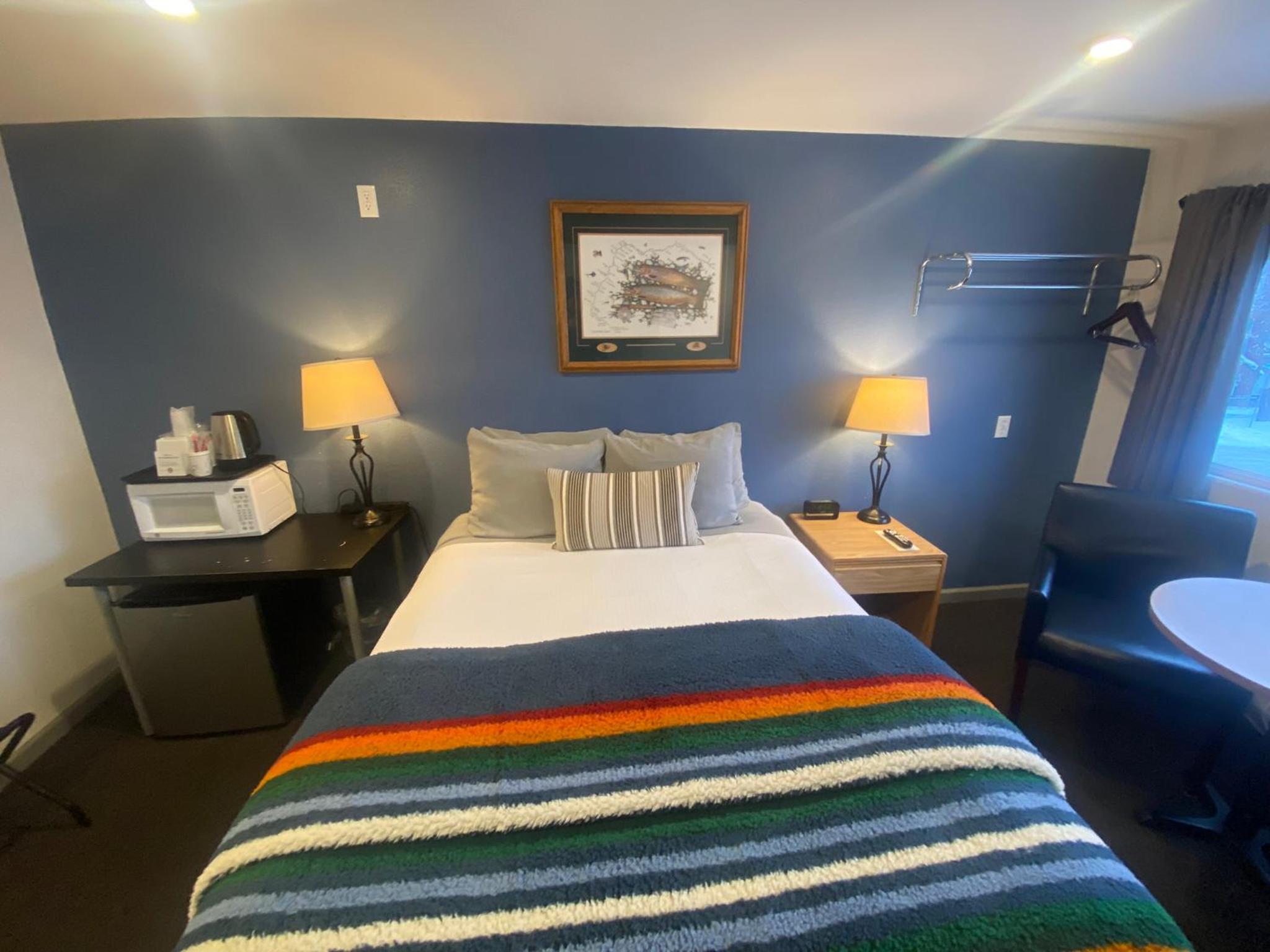 Modern Queen Room  photo 3