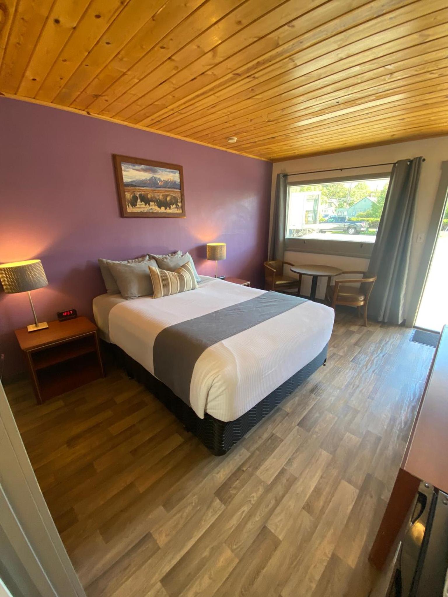 Queen Room photo 2