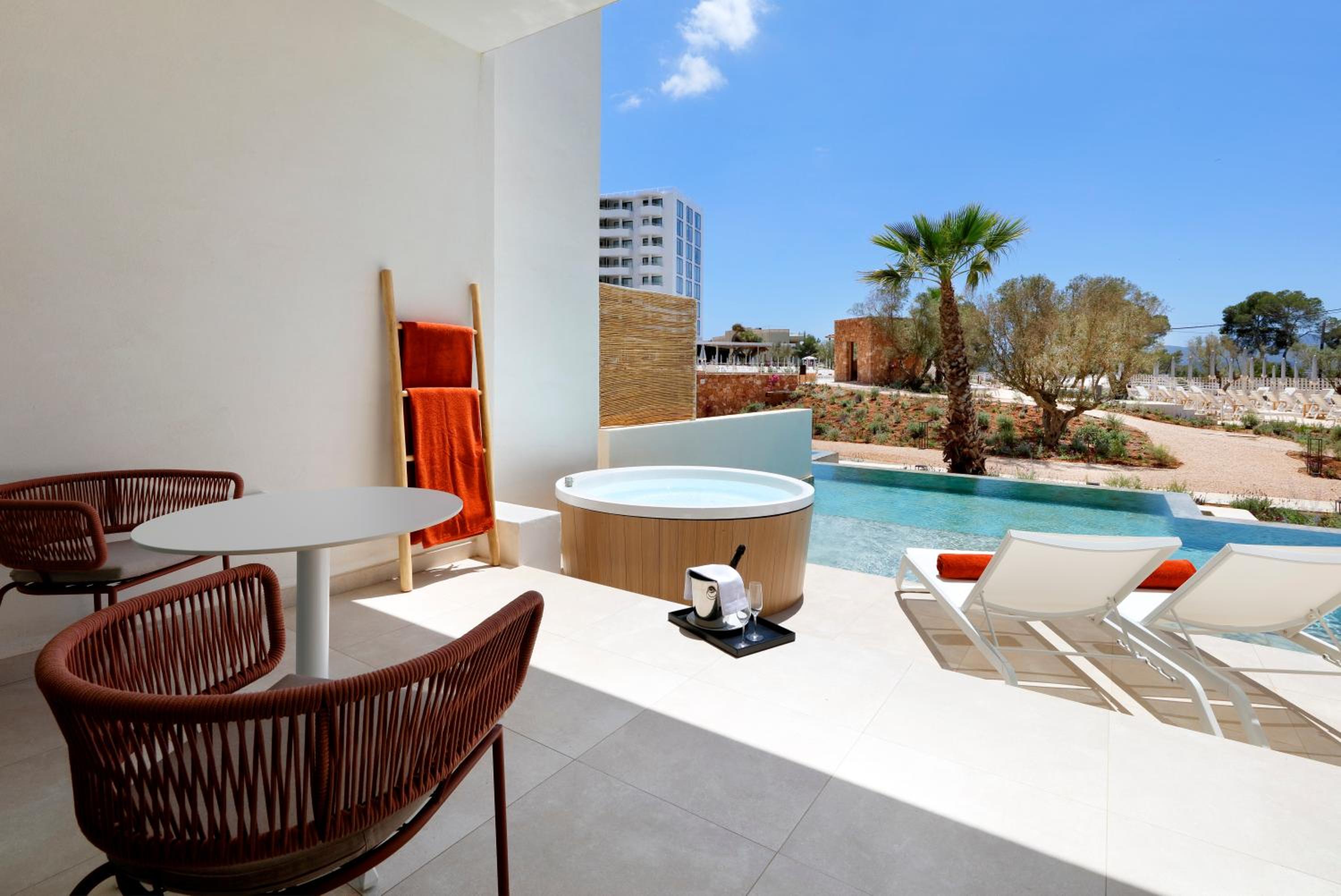 Signature Level Junior Suite Swim Up thumbnail 6