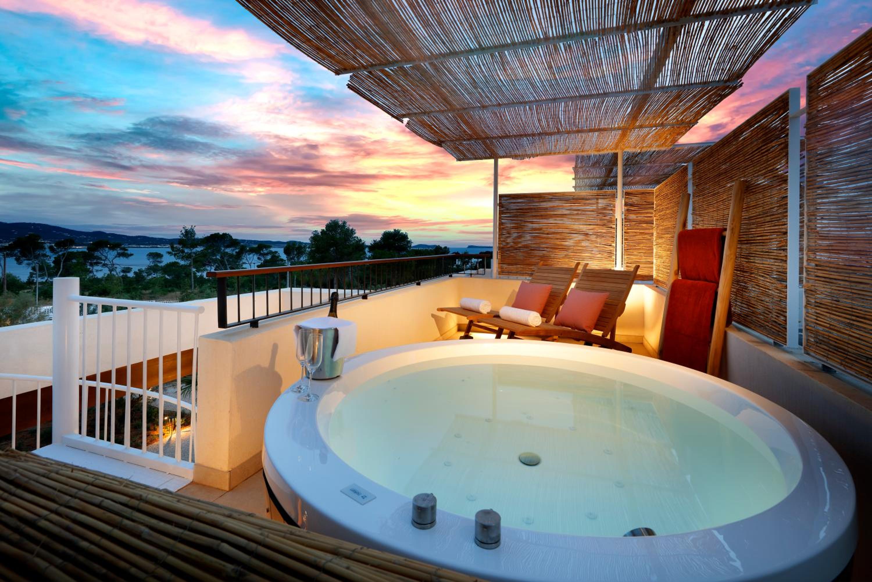 Signature Level - Rooftop Jacuzzi Terrace Junior Suite