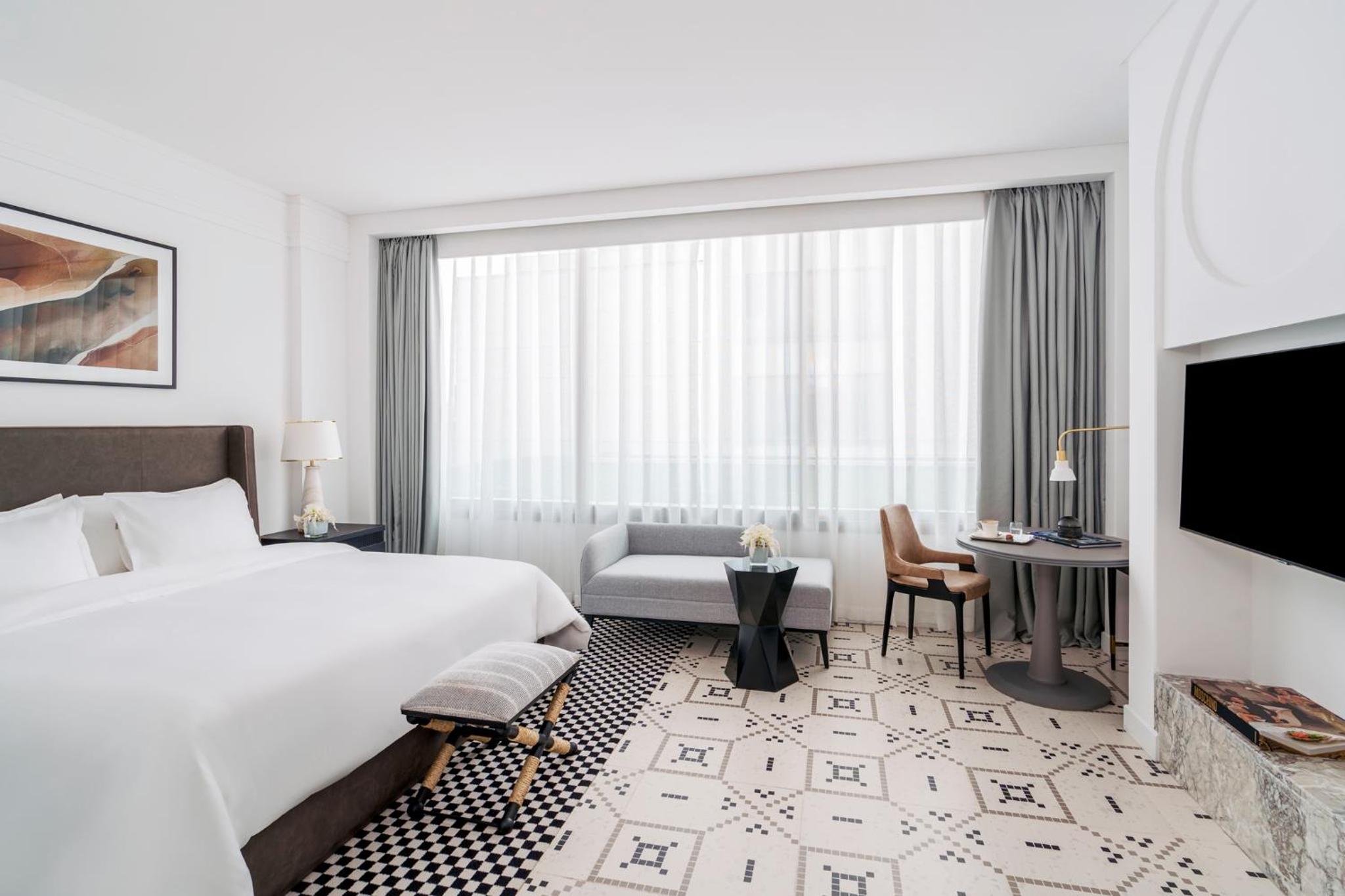 Deluxe King Room with Private Balcony - Photo 4