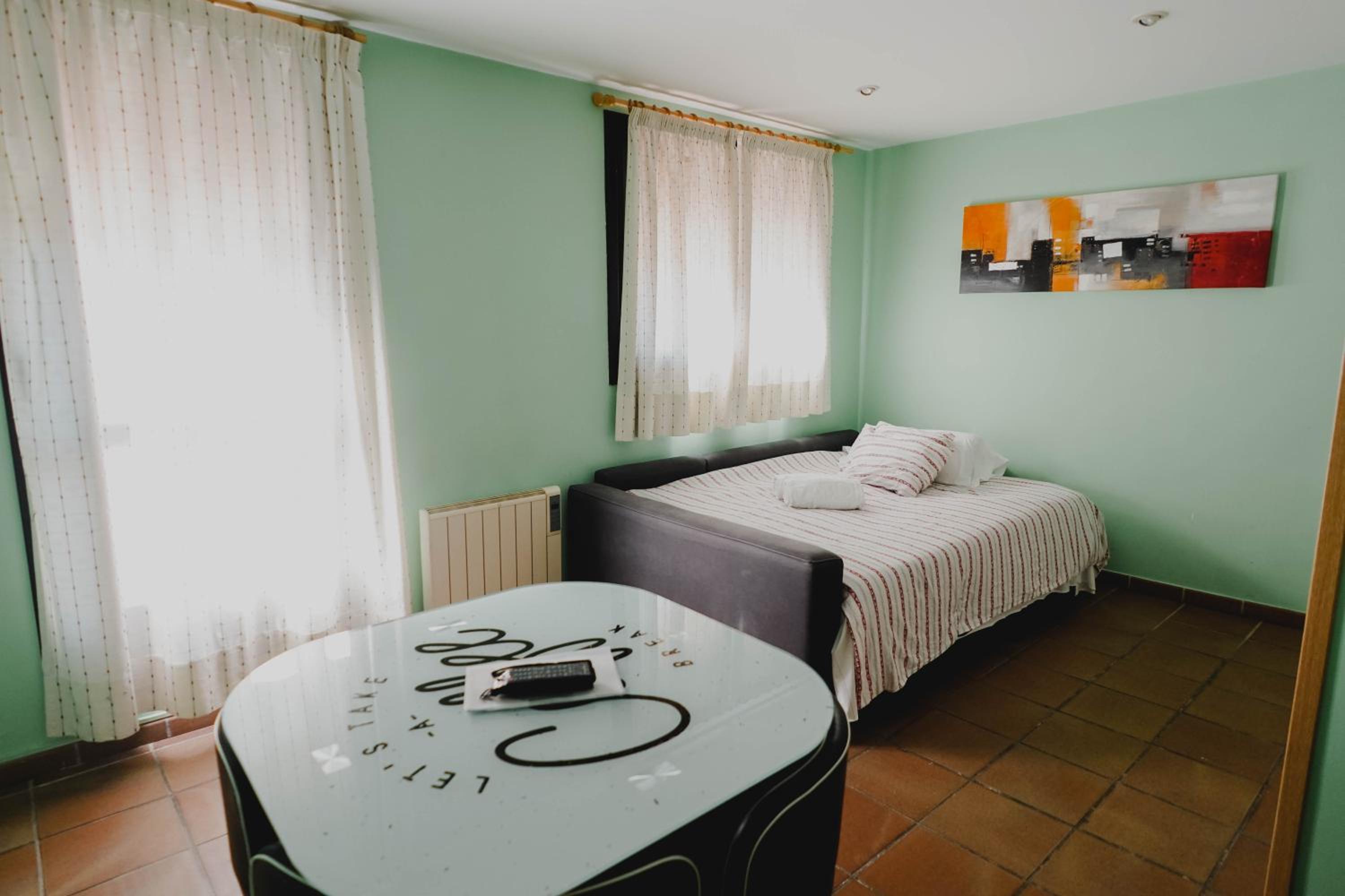 Estudio con Terraza y Vista a la Montaña