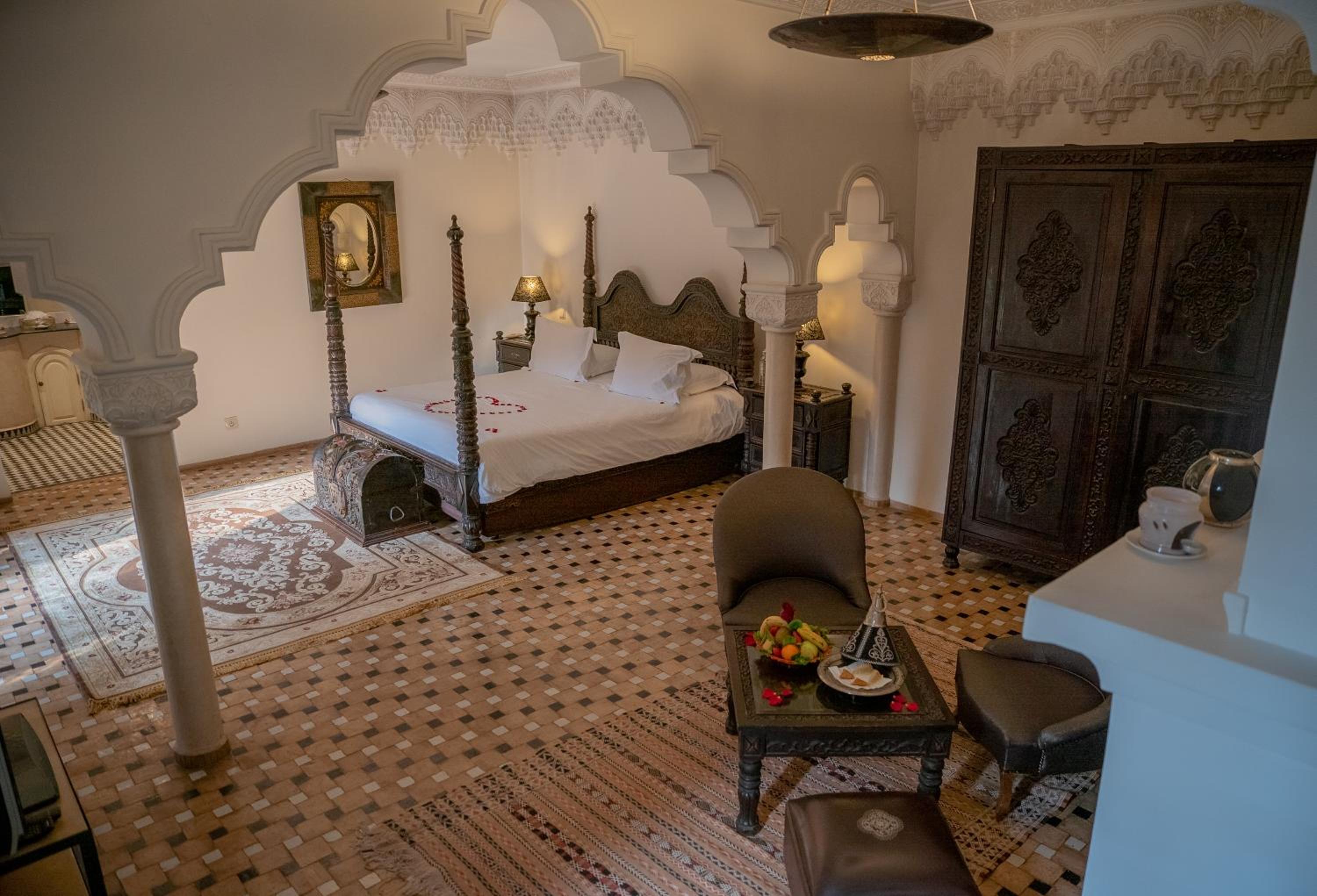 King Suite with Balcony - Photo 10