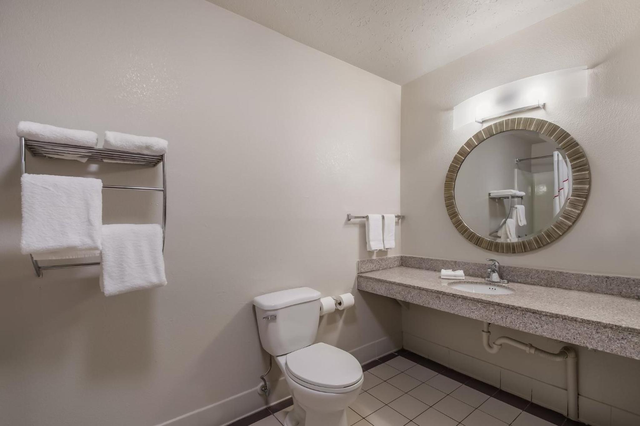 Deluxe King Room Disability Access Non-Smoking - Photo 2