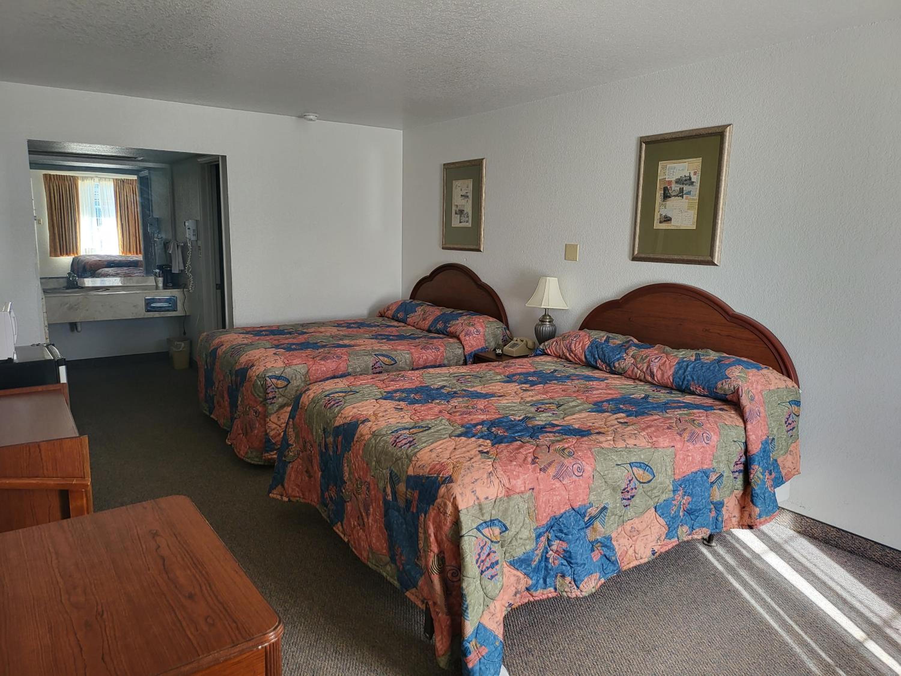 Standard Queen Room - Photo 8