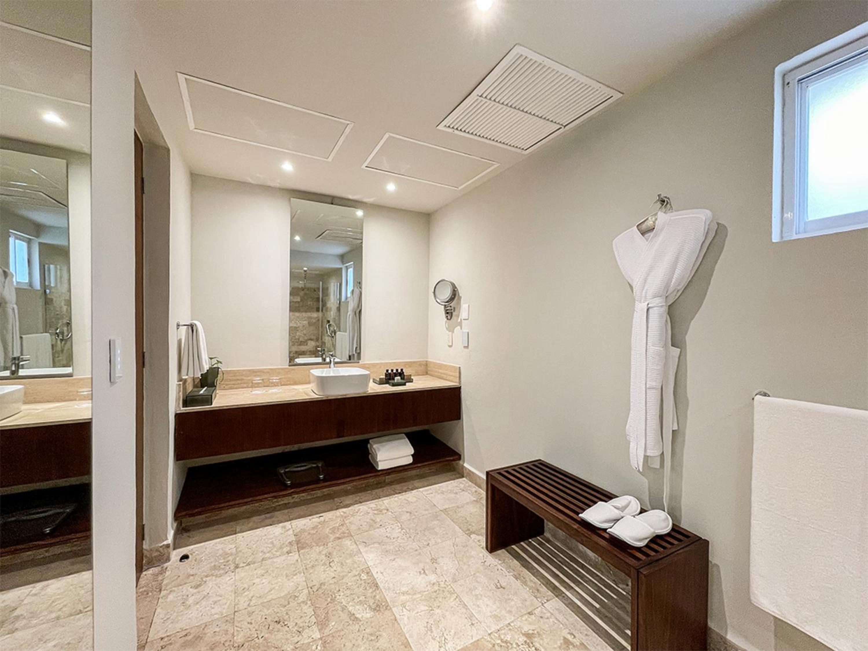 Villa Master Suite Plunge Pool thumbnail 5