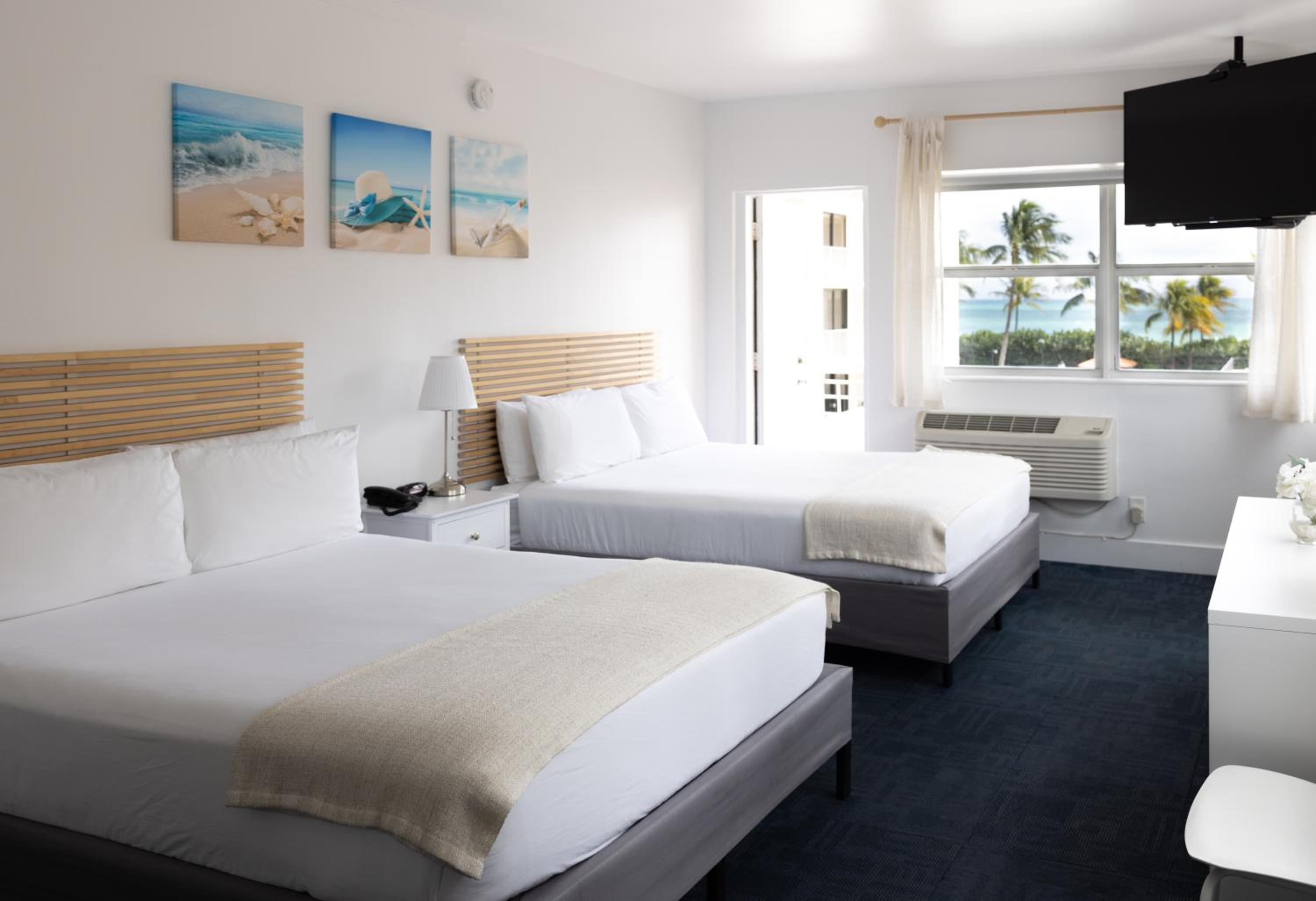 Deluxe Double Room with Balcony - Photo 7