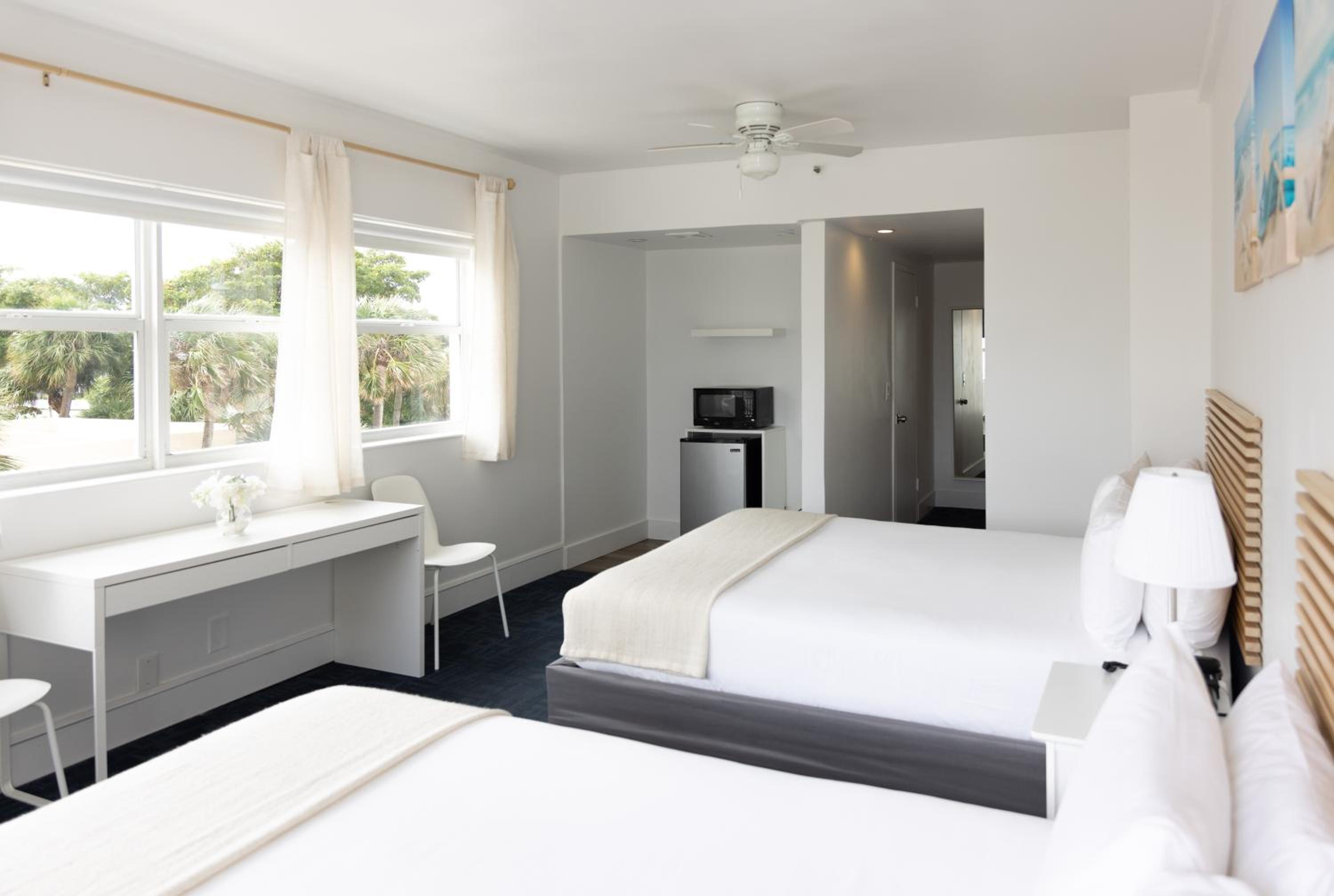 Deluxe Double Room with Balcony - Photo 6