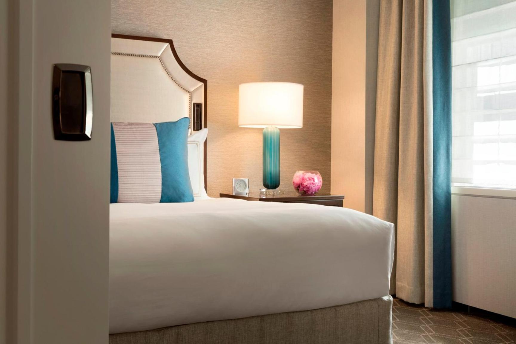 Junior King Suite With Tub - Hearing Accessible
