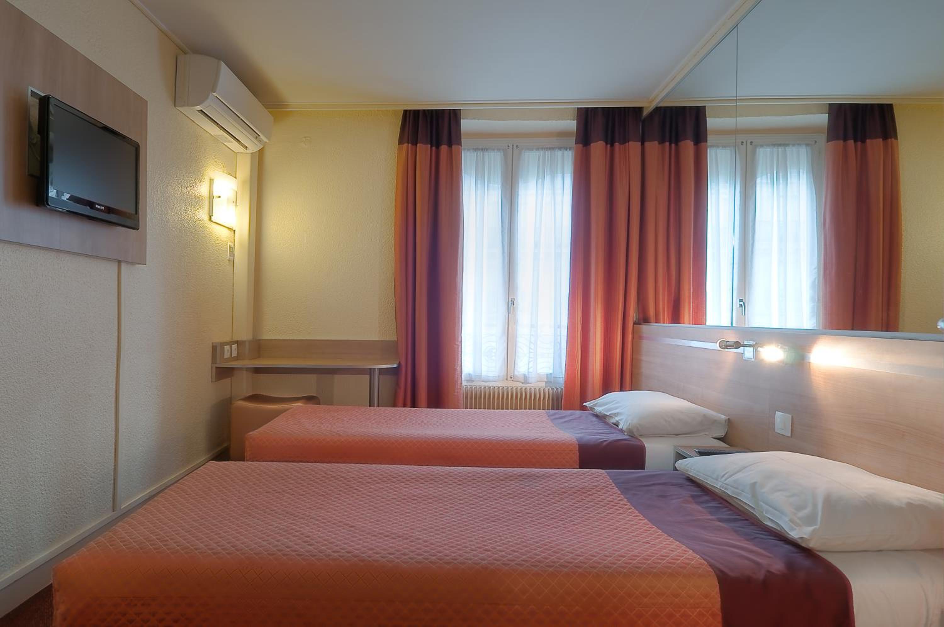 Twin Room thumbnail 6