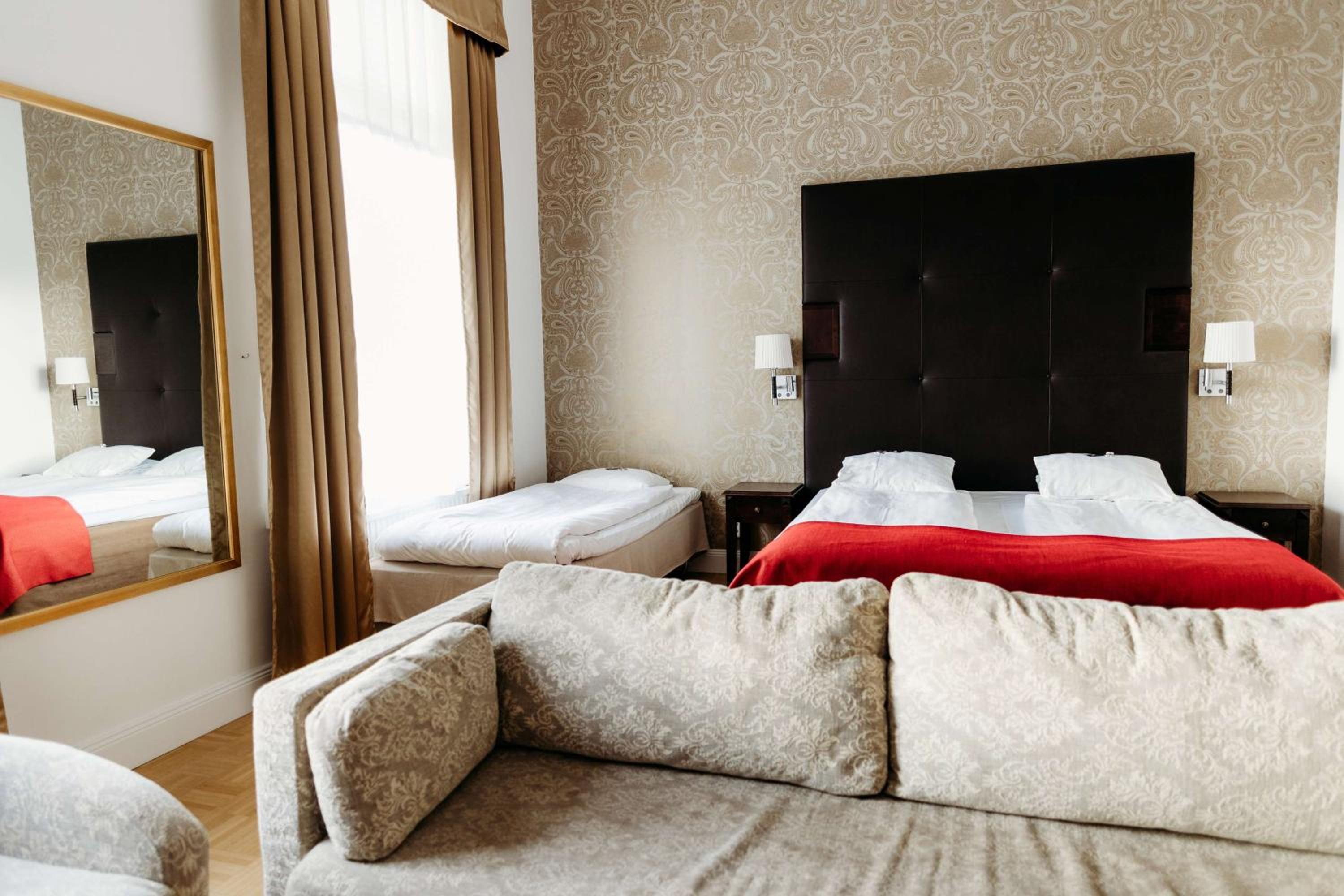 King Room with King and Single Bed - Photo 5