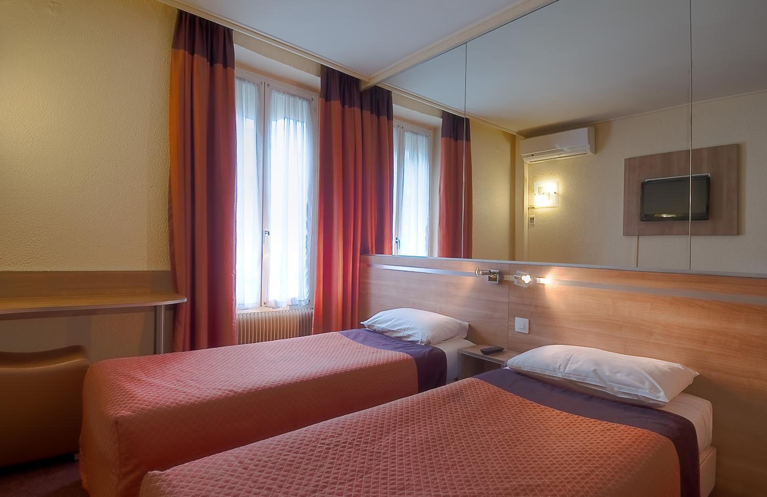 Twin Room thumbnail 5