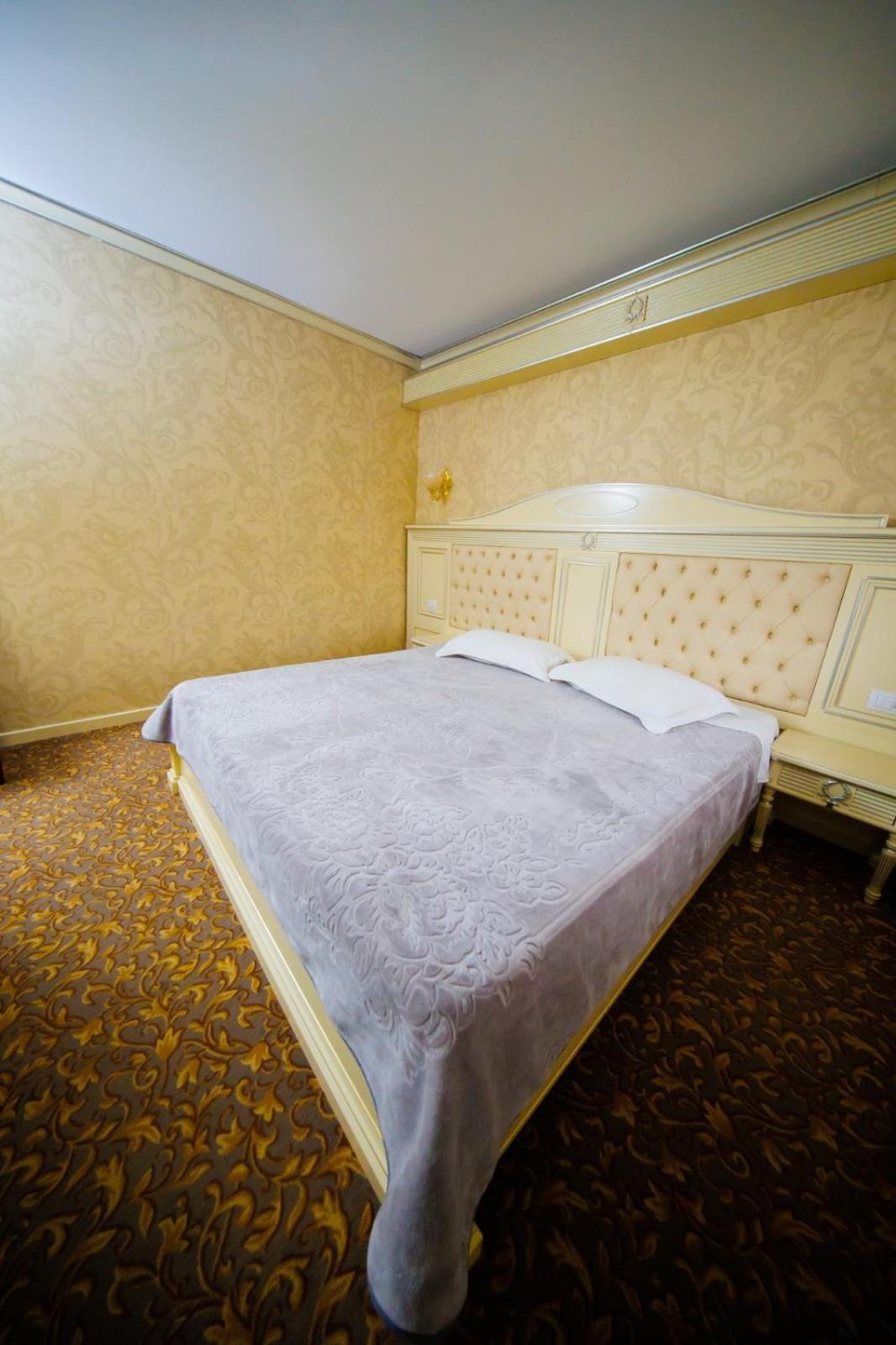 Deluxe Room (2 Adults + 1 Child) - Photo 3