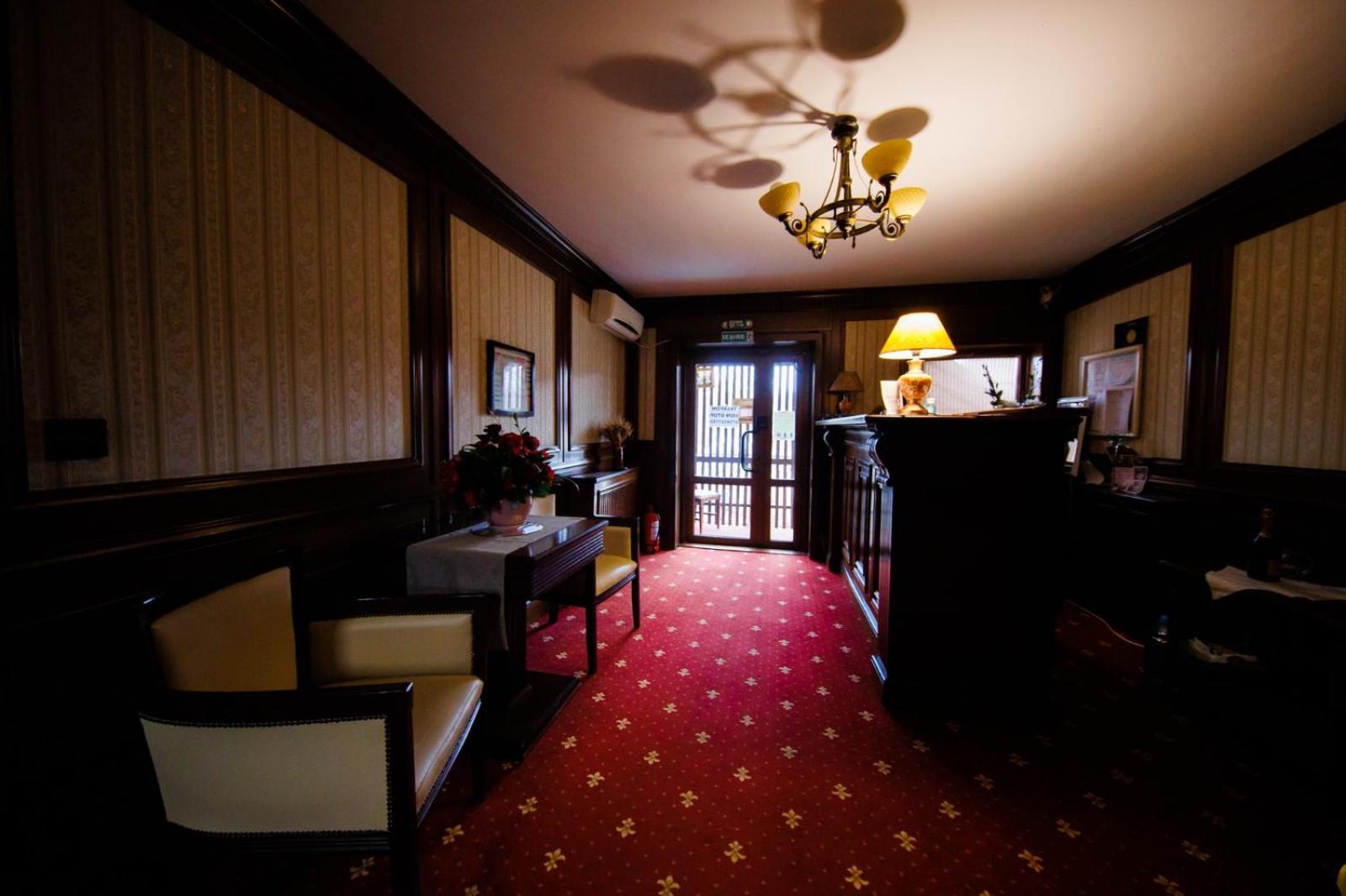 Deluxe Room (2 Adults + 1 Child) - Photo 4