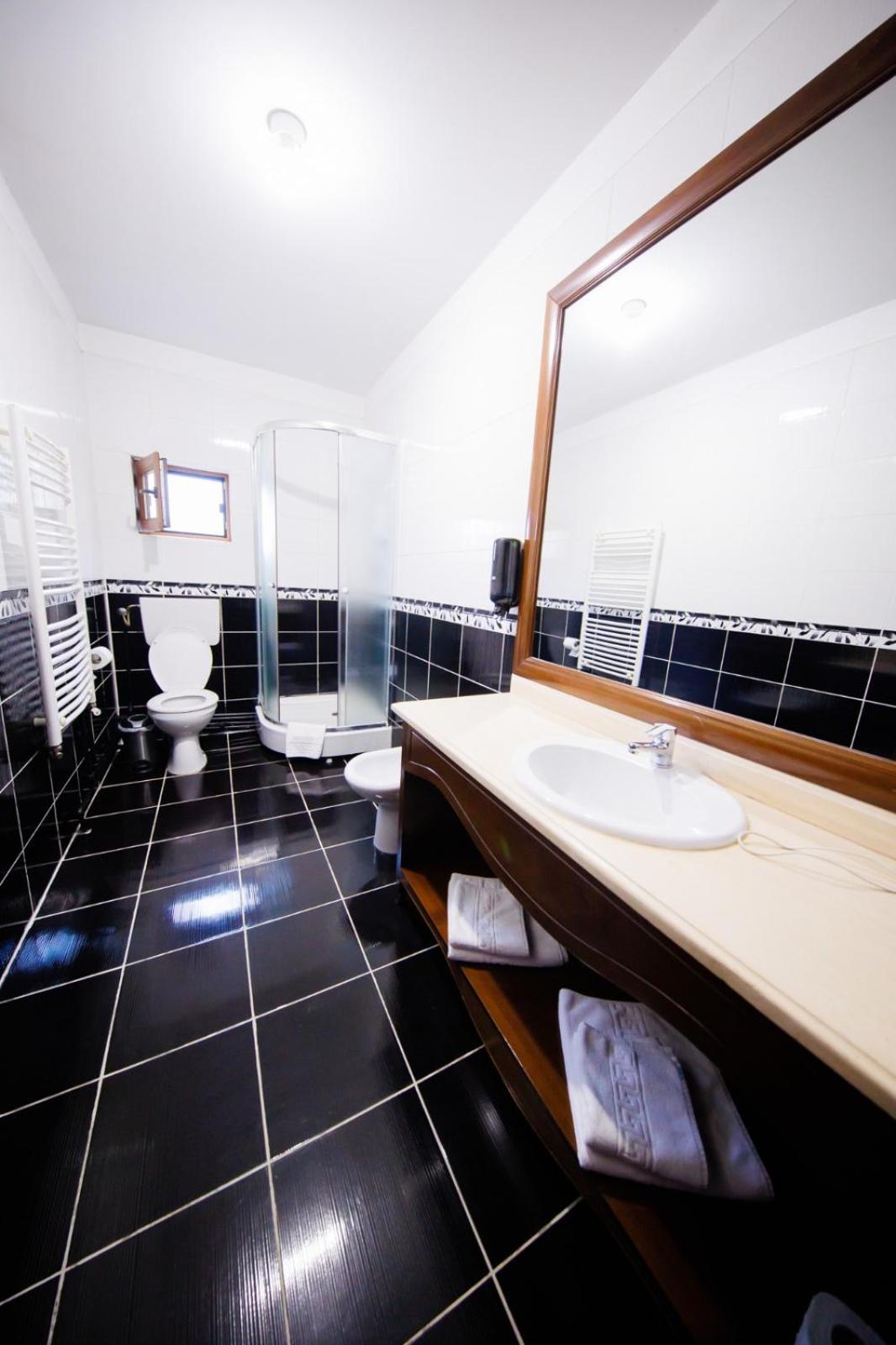 Deluxe Room (2 Adults + 1 Child) - Photo 5