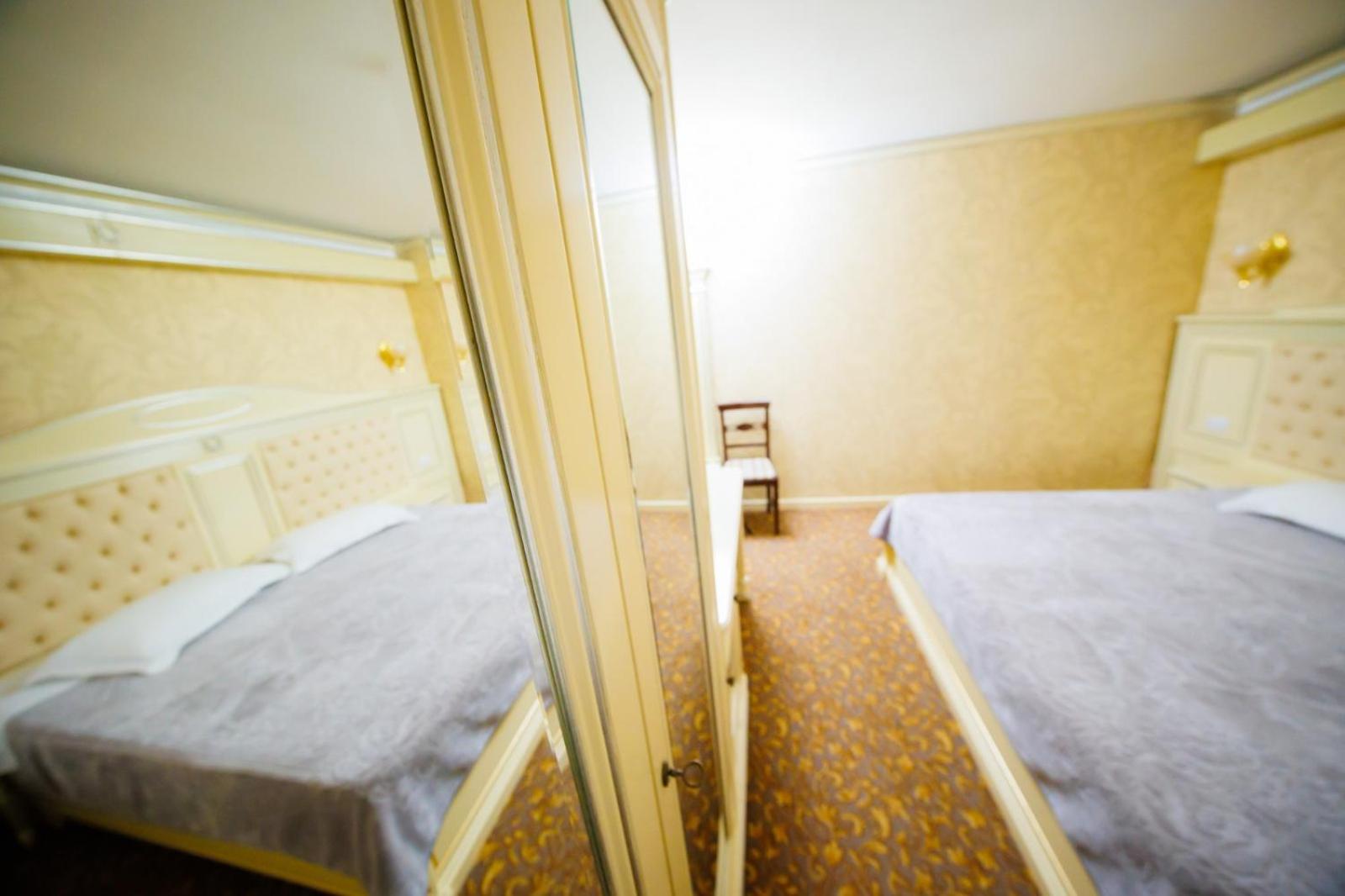 Budget Double Room - Photo 12