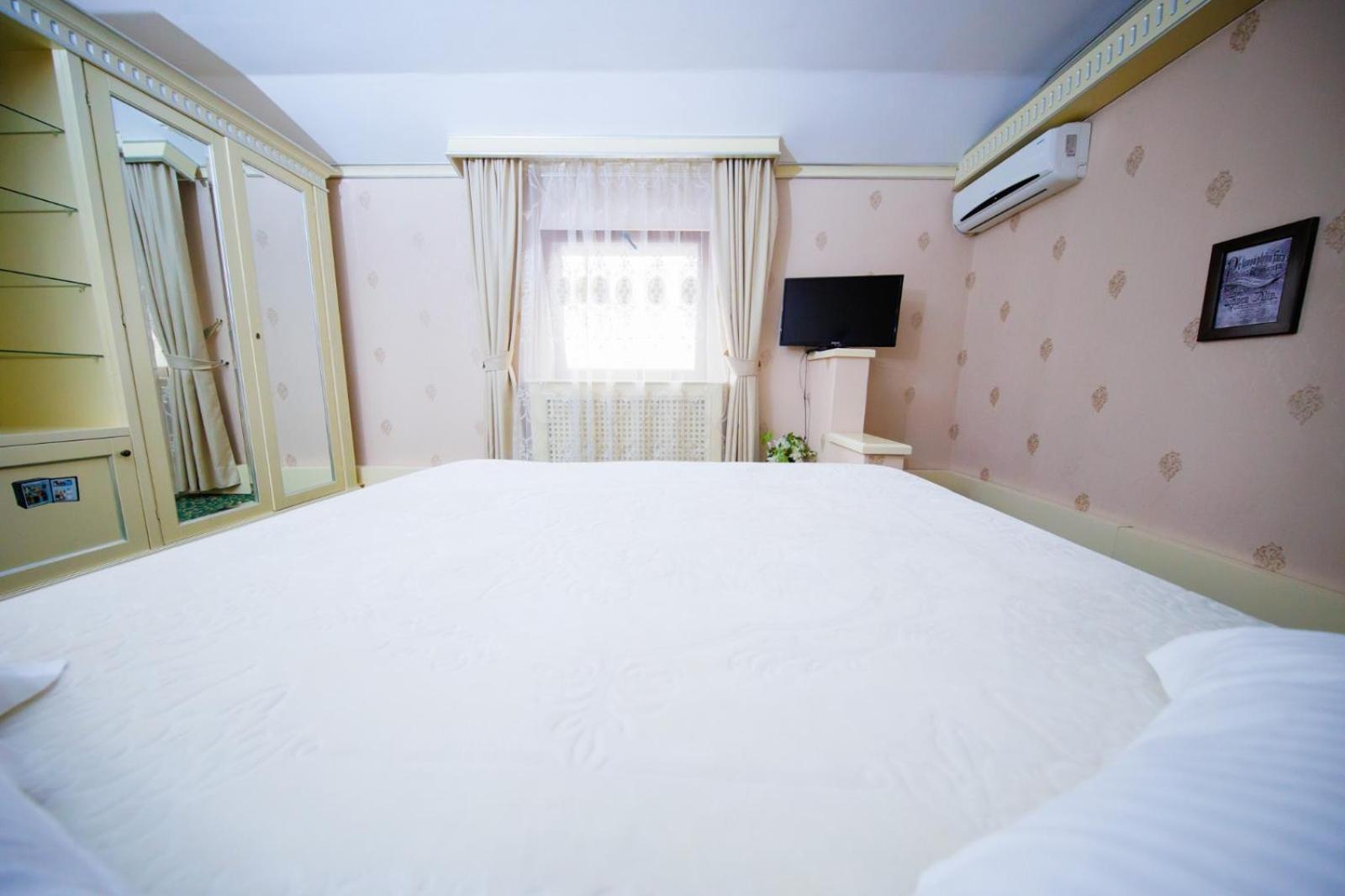 Deluxe Room (2 Adults + 1 Child) - Photo 7